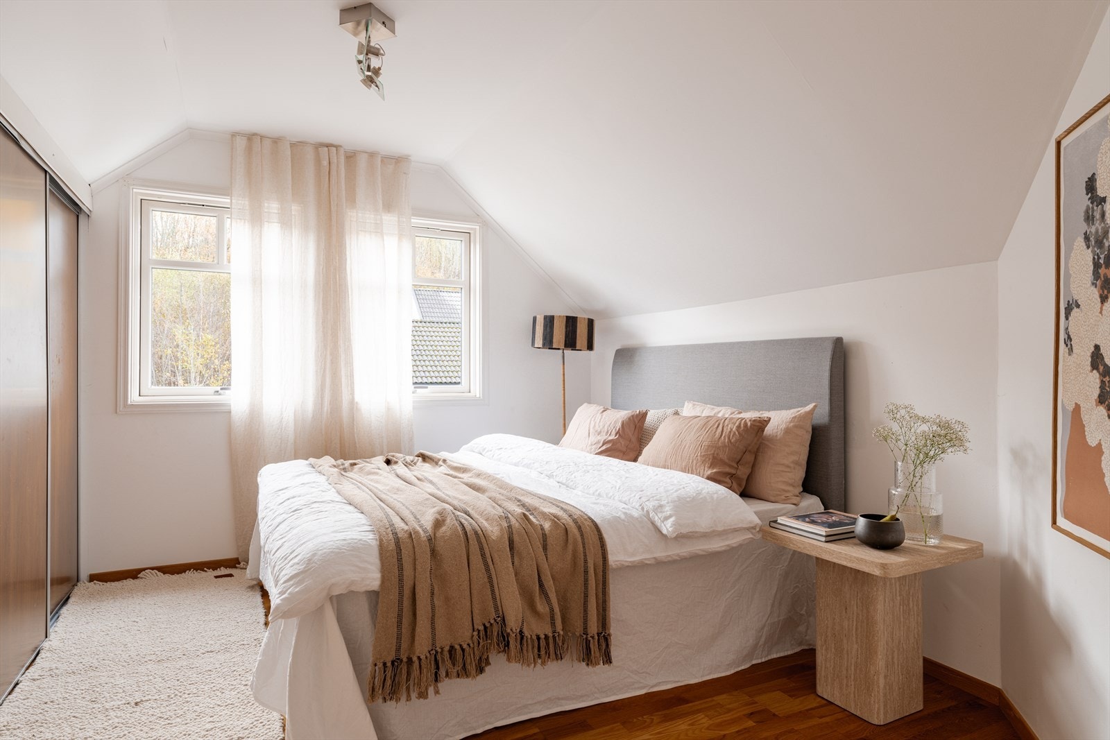 Boligen har tre soverom i 2. etasje, alle med plass til seng, garderobe og øvrig møblement. Galleribilde