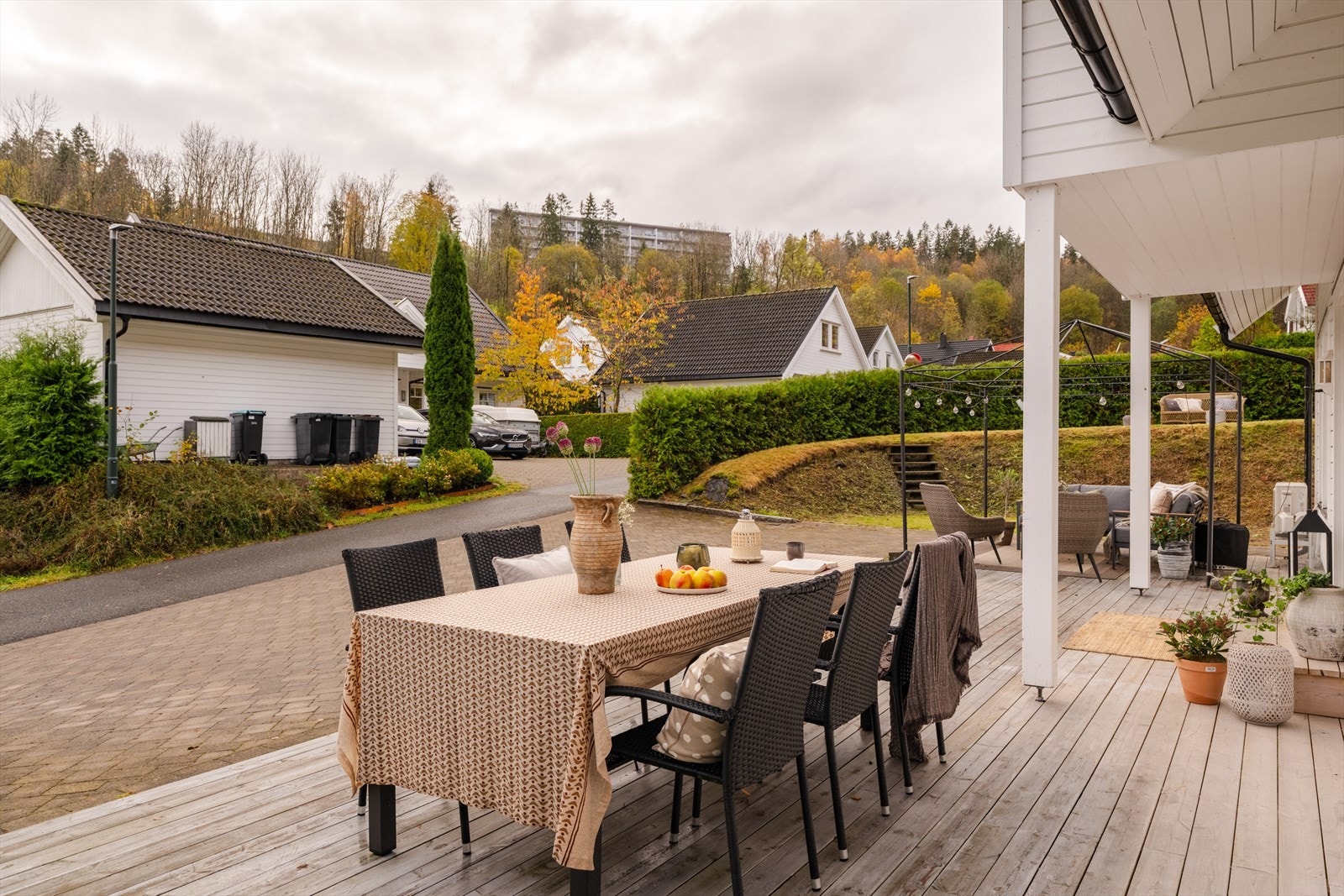 Terrassen ble bygget i 2023 med trykkimpregnerte terrassebord og fremstår moderne og romslig. Galleribilde