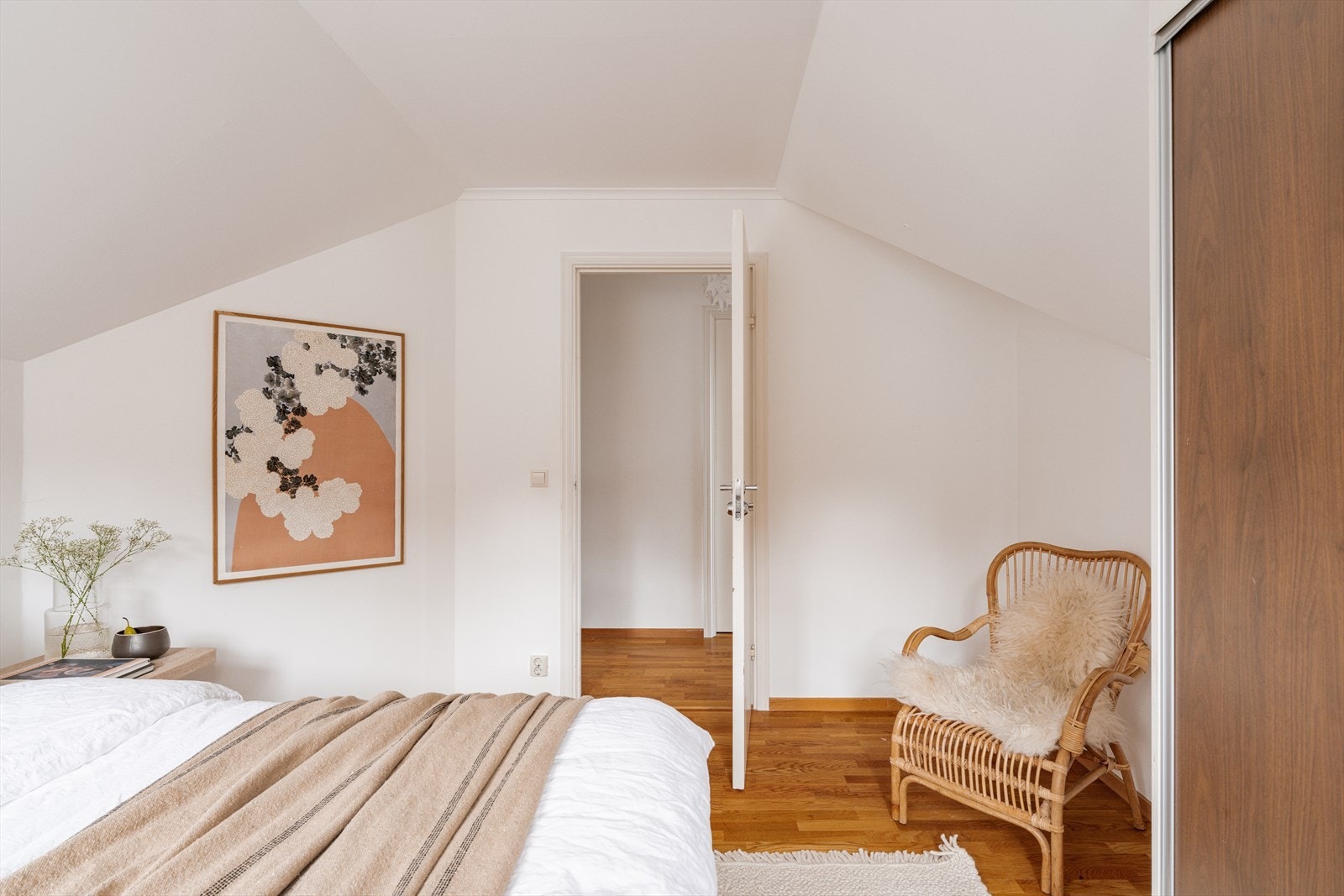 Hovedsoverommet - På de opprinnelige tegningene var det tegnet inn en altan utenfor soverommet, men denne er i dag innlemmet som en del av rommet. Endringen er ikke omsøkt eller godkjent hos kommunen. Se pkt. om ferdigattest for mer informasjon. Galleribilde