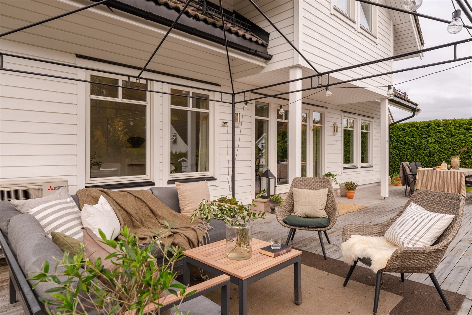 Boligen har en sydvendt terrasse på ca. 47 kvm med direkte utgang fra stuen. Galleribilde