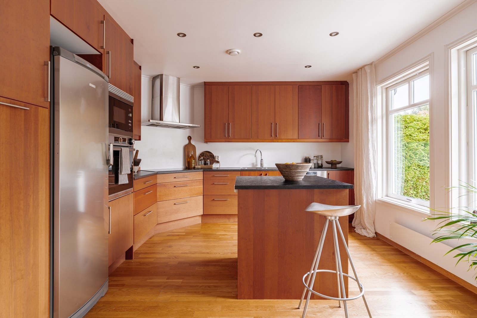 Innredningen er fra byggeåret og består av glatte, brune fronter, både over- og underskap samt lys under overskap. Galleribilde