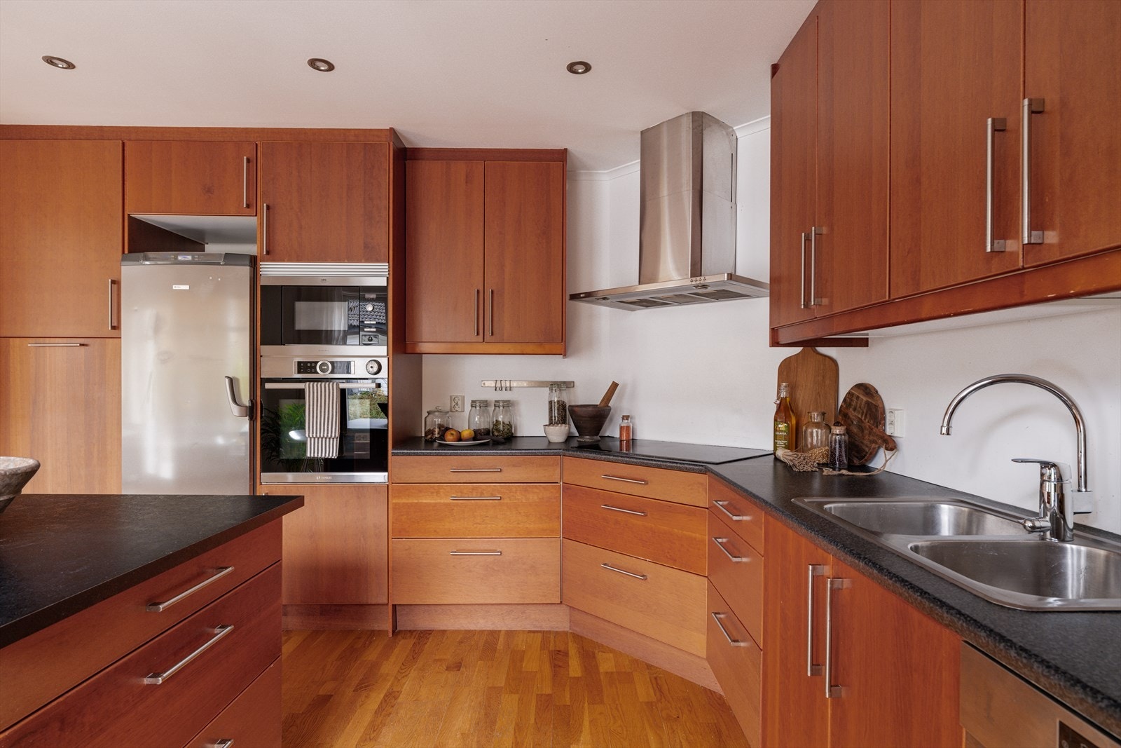 Det er mekanisk avtrekk fra ventilator over kokeplass. Galleribilde