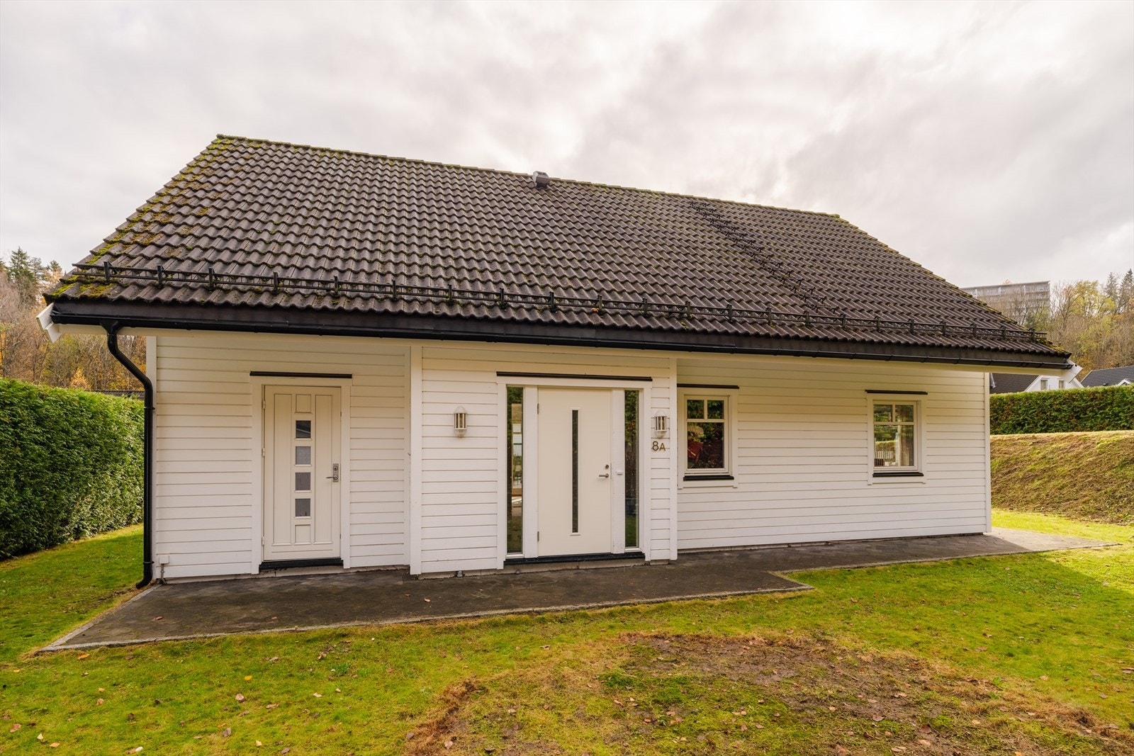 Inngangspartiet er bygget ut under takutstikket, dette tiltaket er ikke omsøkt eller godkjent av kommunen. Se pkt. om ferdigattest for mer informasjon. Galleribilde