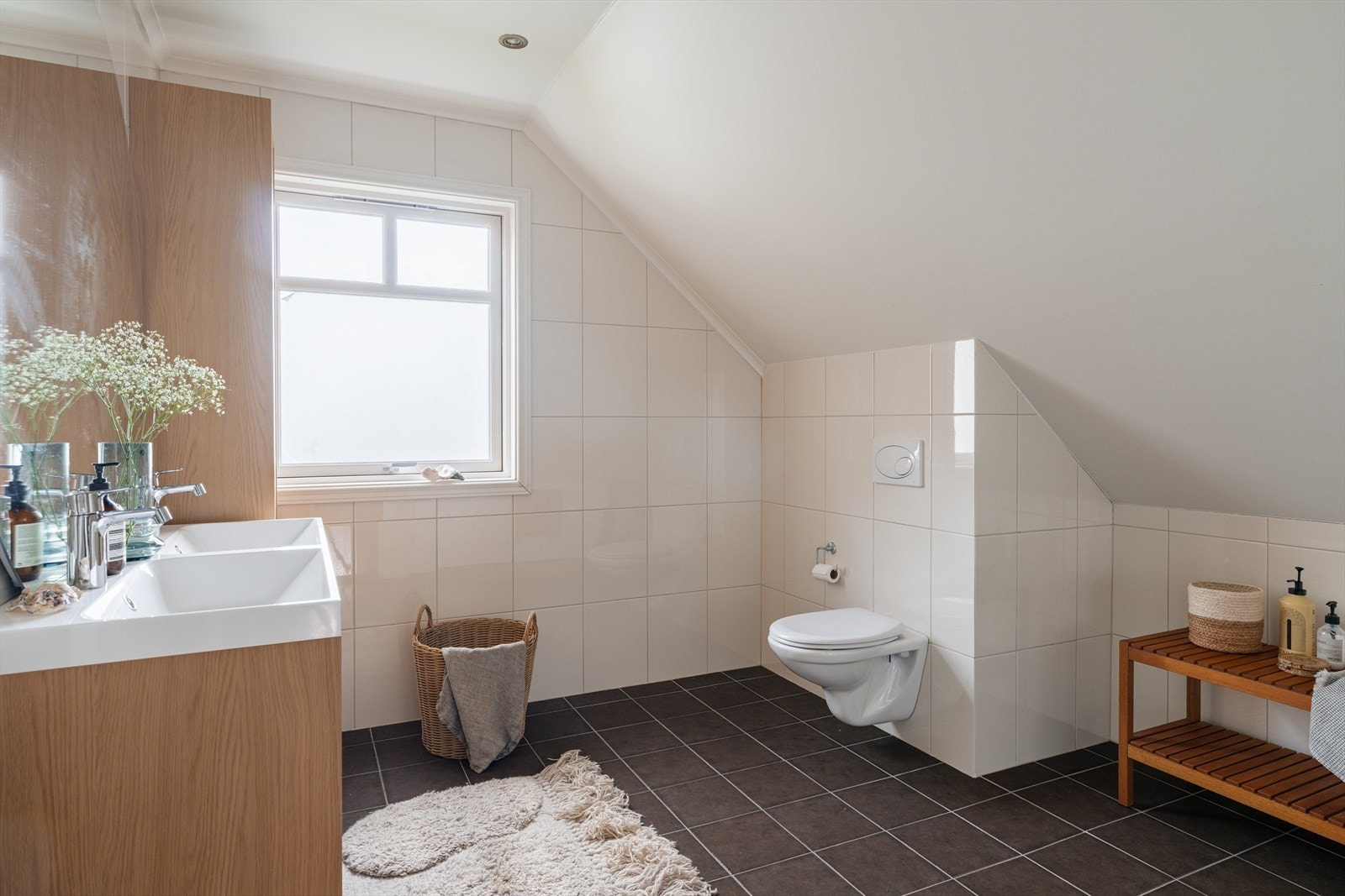 Her er det servant med innredning, vegghengt toalett med innebygd sisterne og frittstående badekar. Galleribilde