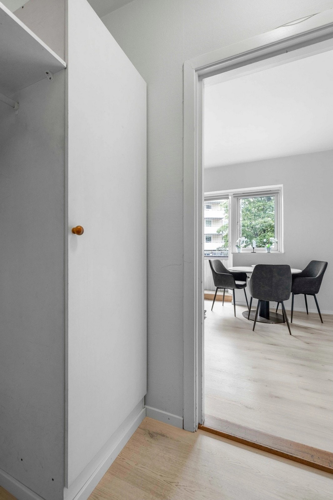 Garderobeskap i gang. Galleribilde