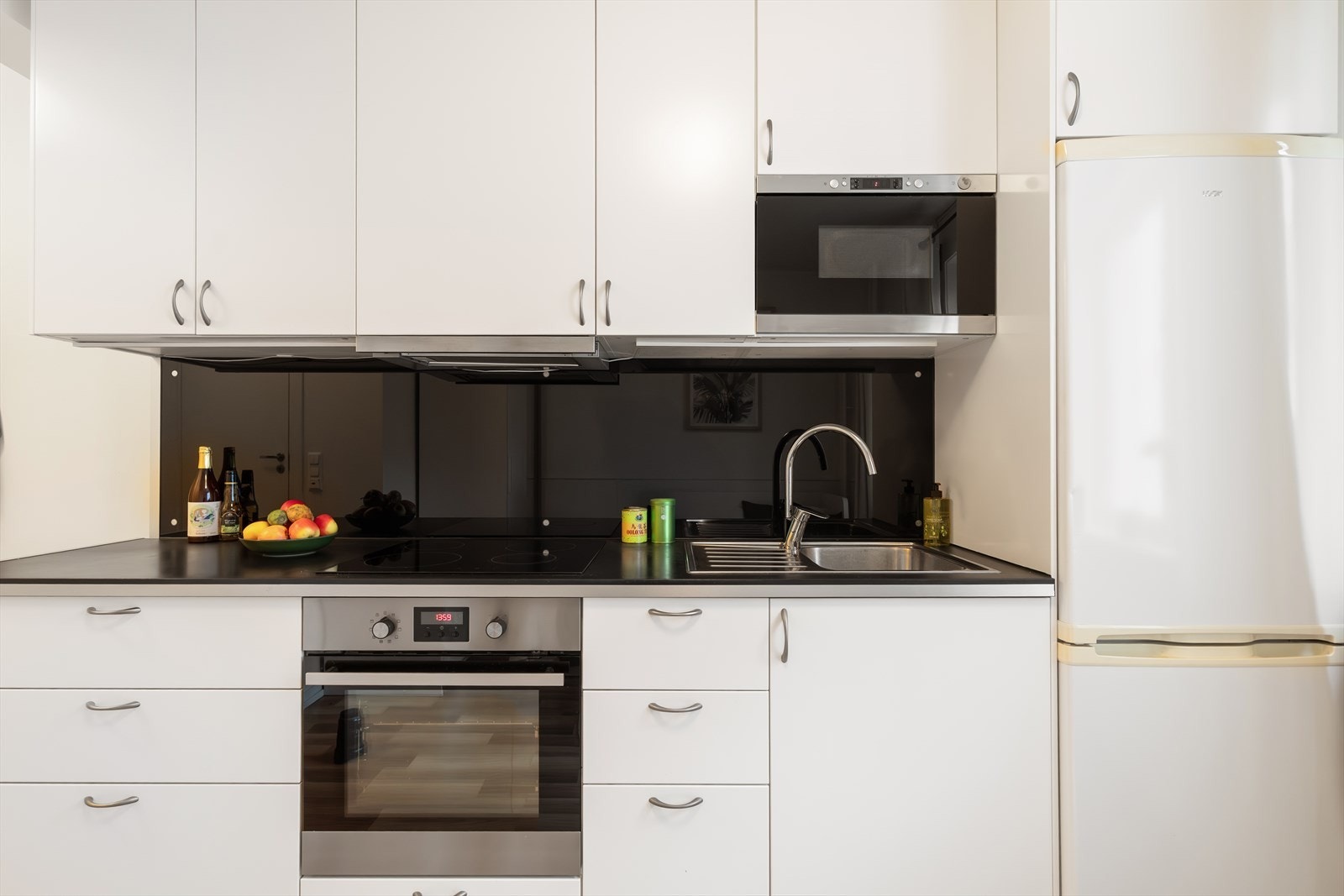 I tillegg har kjøkkenet integrert mikrobølgeovn og belysning under overskapene. I 2025 ble kjøkkenkranen skiftet ut. Galleribilde