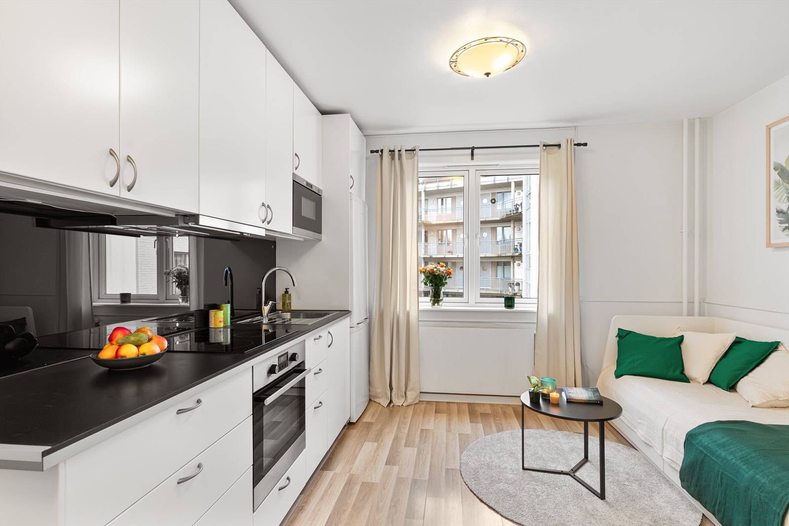 Stuen har nymalte overflater fra 2024. Galleribilde