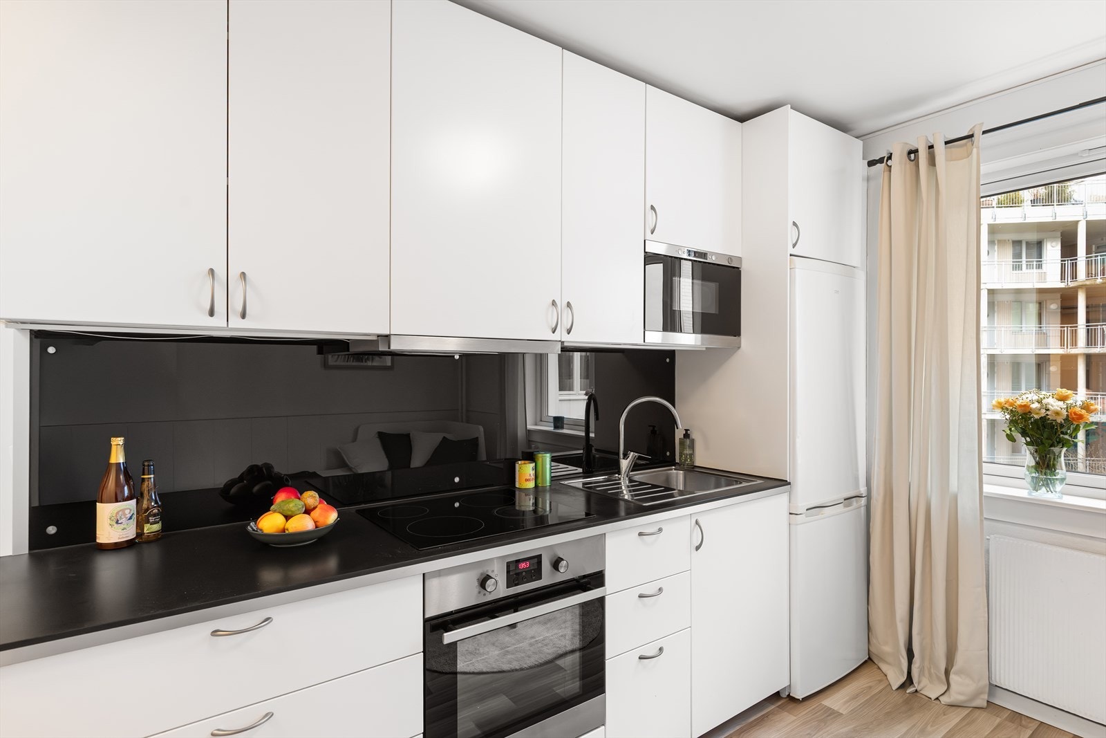 Innredningen består av hvite, laminerte fronter, laminert benkeplate og plater mellom overskapene. Galleribilde