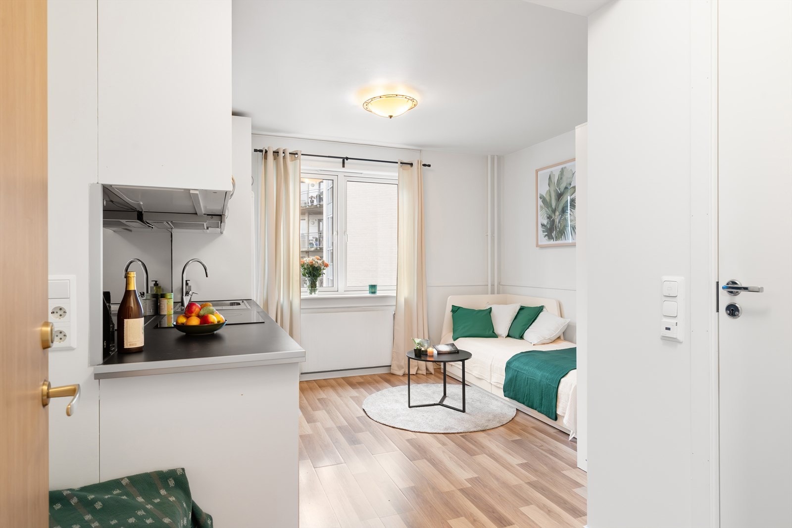 Boligen er malt i lyse, delikate farger som skaper en god atmosfære, og har store nye vinduer som bidrar til at leiligheten er lys og luftig. Galleribilde