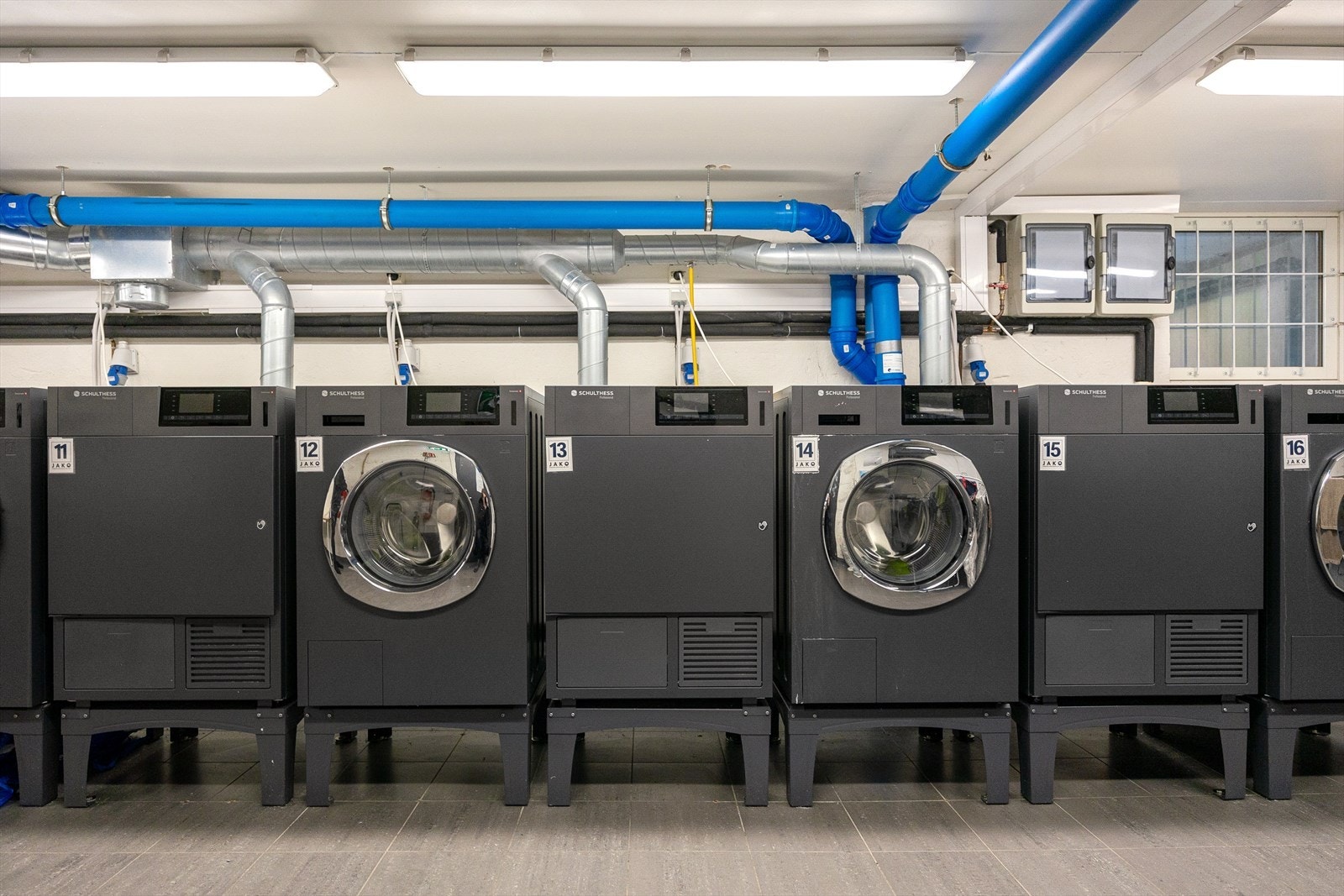 Fellesvaskeri i kjeller. Vaskemaskinene er nye i 2023. Galleribilde