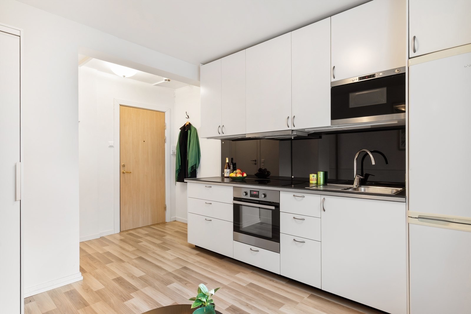 Gulvet er belagt med pent, laminert gulv, og rommet har en god takhøyde som gir en luftig og romslig følelse. Galleribilde