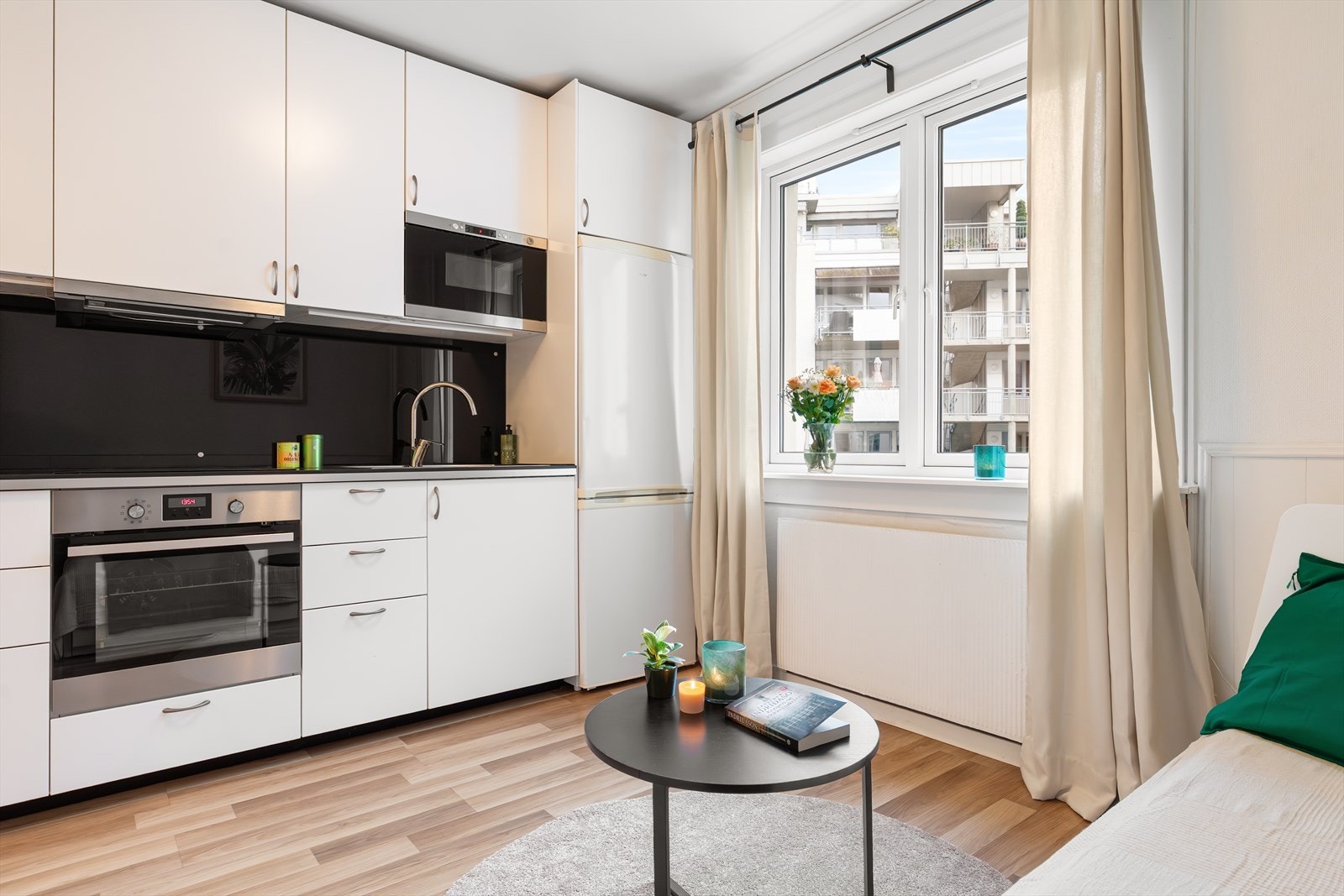 Kjøkkenet er praktisk og funksjonelt utformet med god skap- og benkeplass. Galleribilde