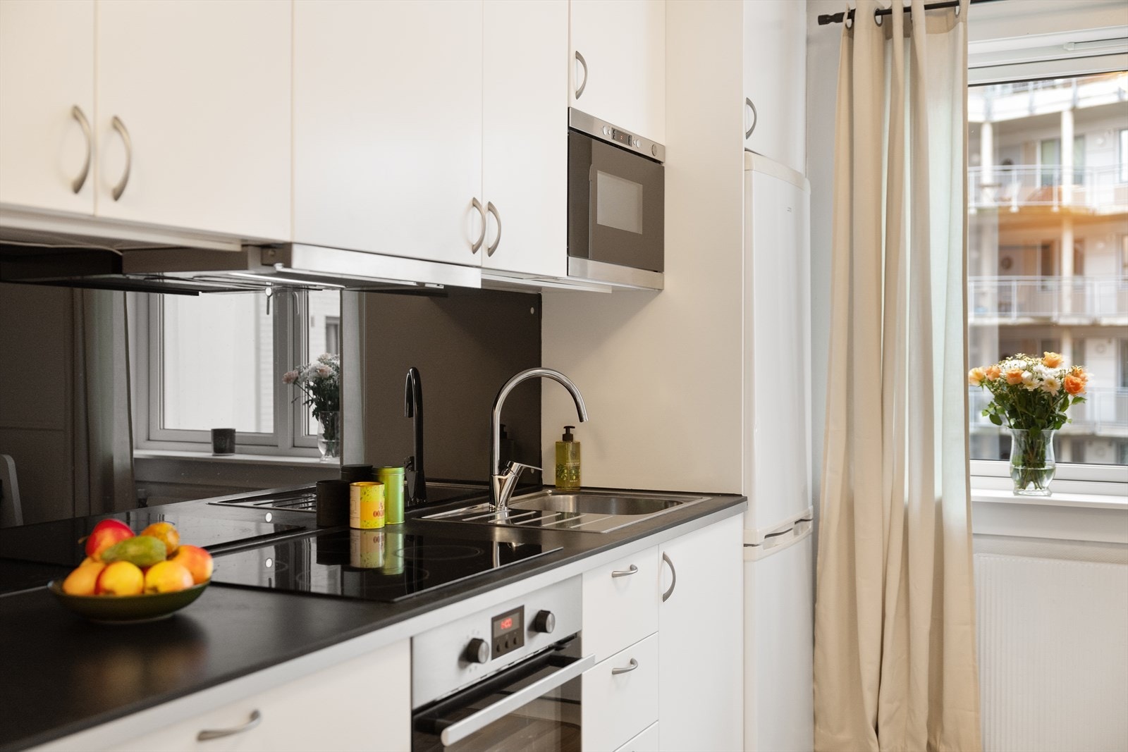 Det er installert kullfiltervifte over integrert koketopp og stekeovn, samt kum med ettgreps blandebatteri. Galleribilde