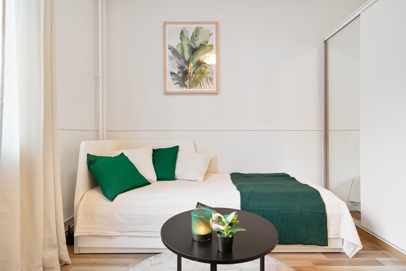 Her er det gode muligheter for praktiske soveløsninger, enten du ønsker sovesofa eller en plassbesparende skapseng for å utnytte rommet optimalt. Galleribilde