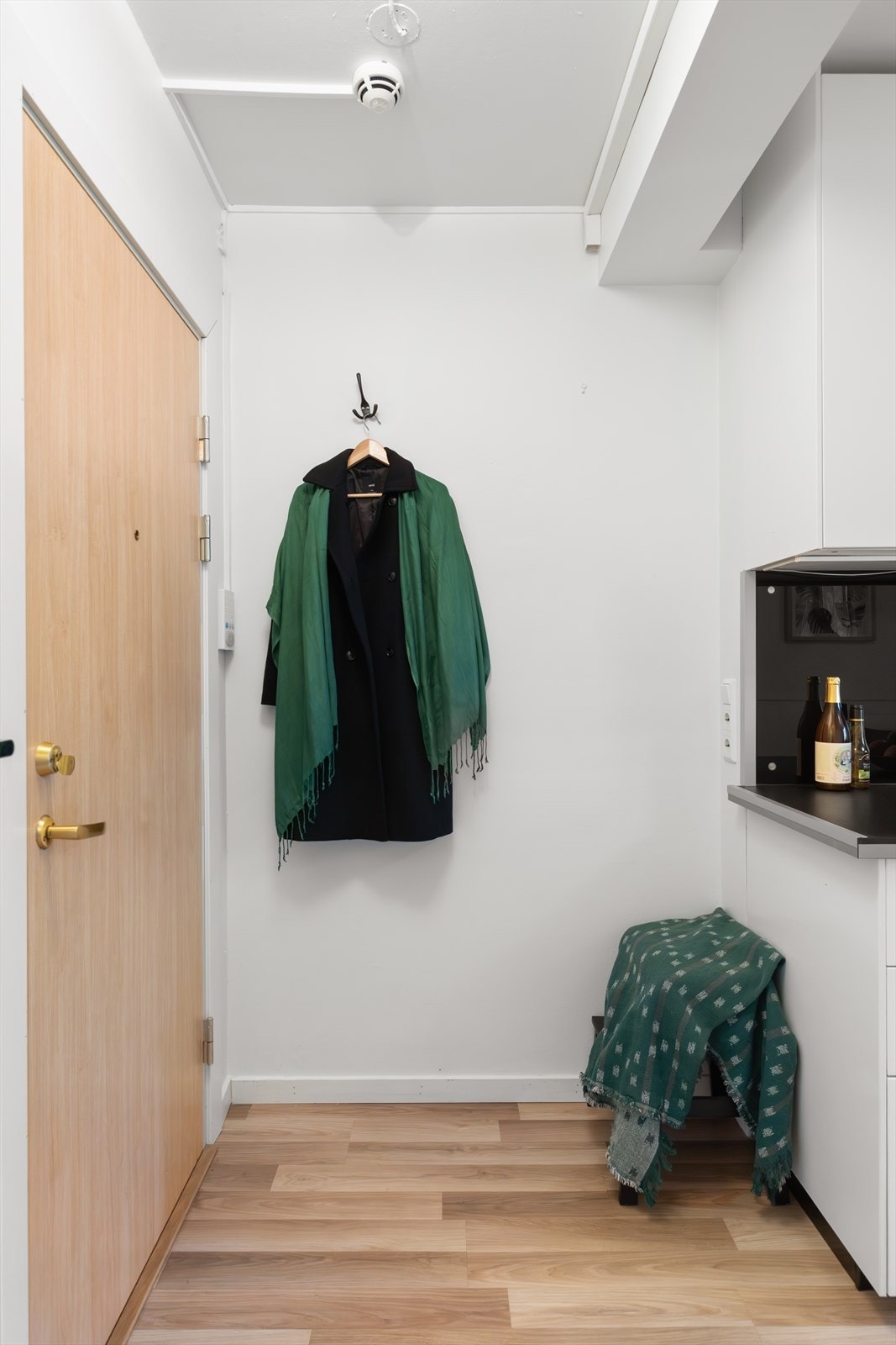 Åpen entré med god plass til oppbevaring av ytterklær og sko. Galleribilde