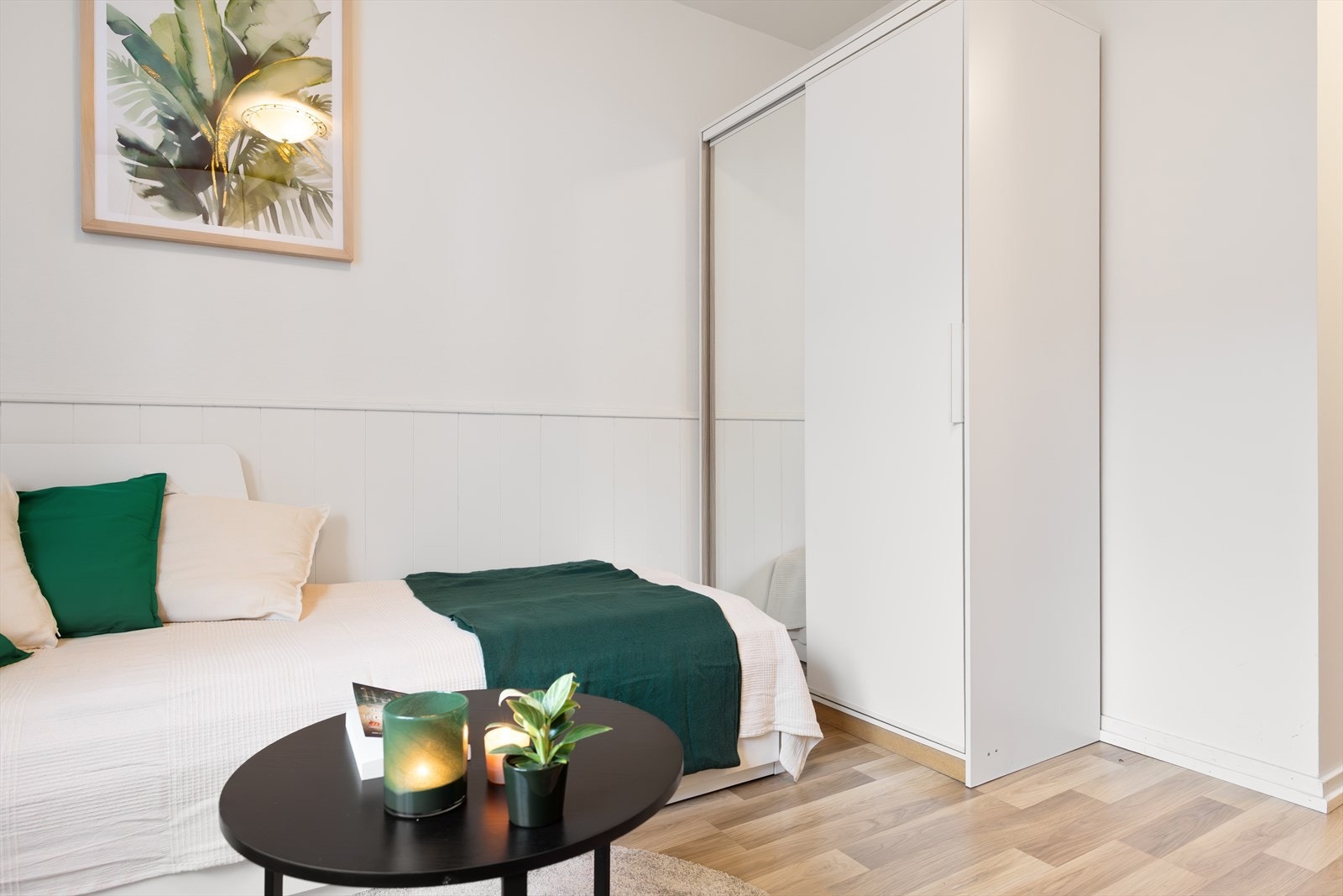 Praktisk skyvedørsgarderobe som gir god oppbevaringsplass. Galleribilde