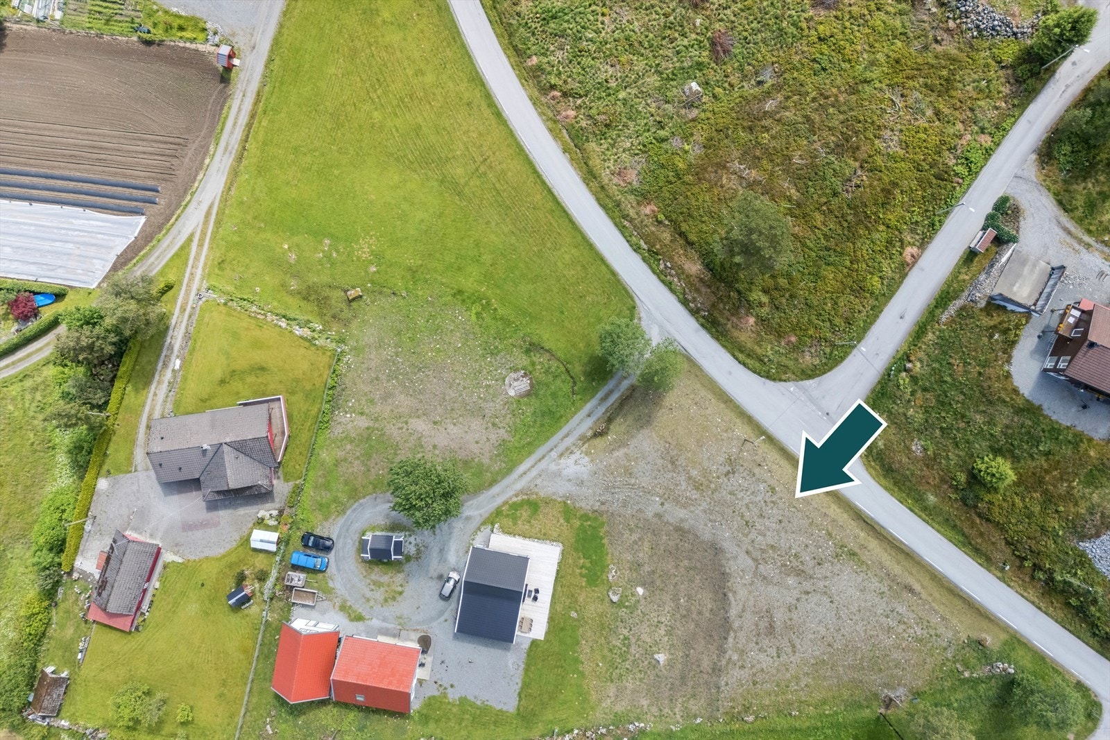 Tomten ligger fint plassert helt i spissen nordøst på Randøy - med nærhet til sjø. Galleribilde