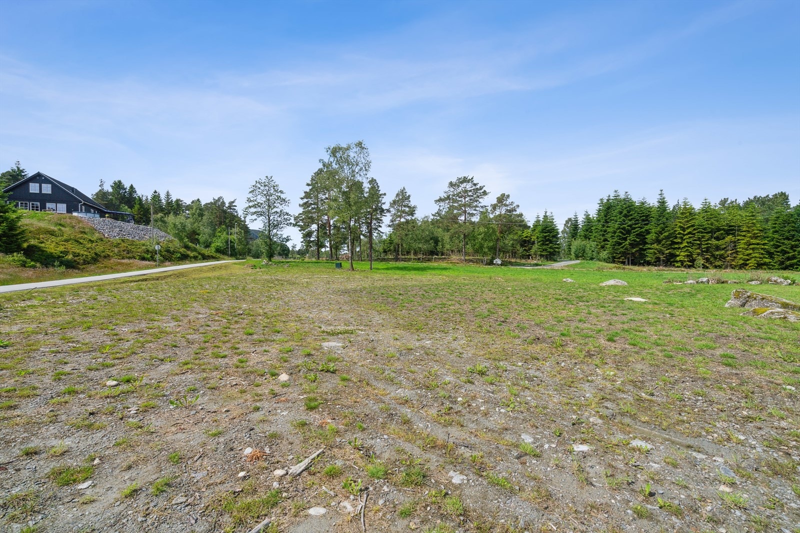 Dispensasjon for utbygging av enebolig + garasje er gitt fra kommunen. Galleribilde