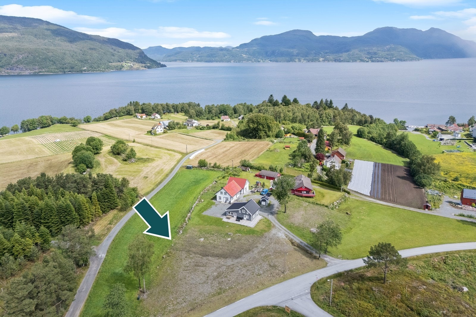 DNB Eiendom v/Martin Sørbø har gleden av å presentere Tomt Randøy Ring - en tomt på over 1 800kvm med en attraktiv beliggenhet på Randøy! Galleribilde