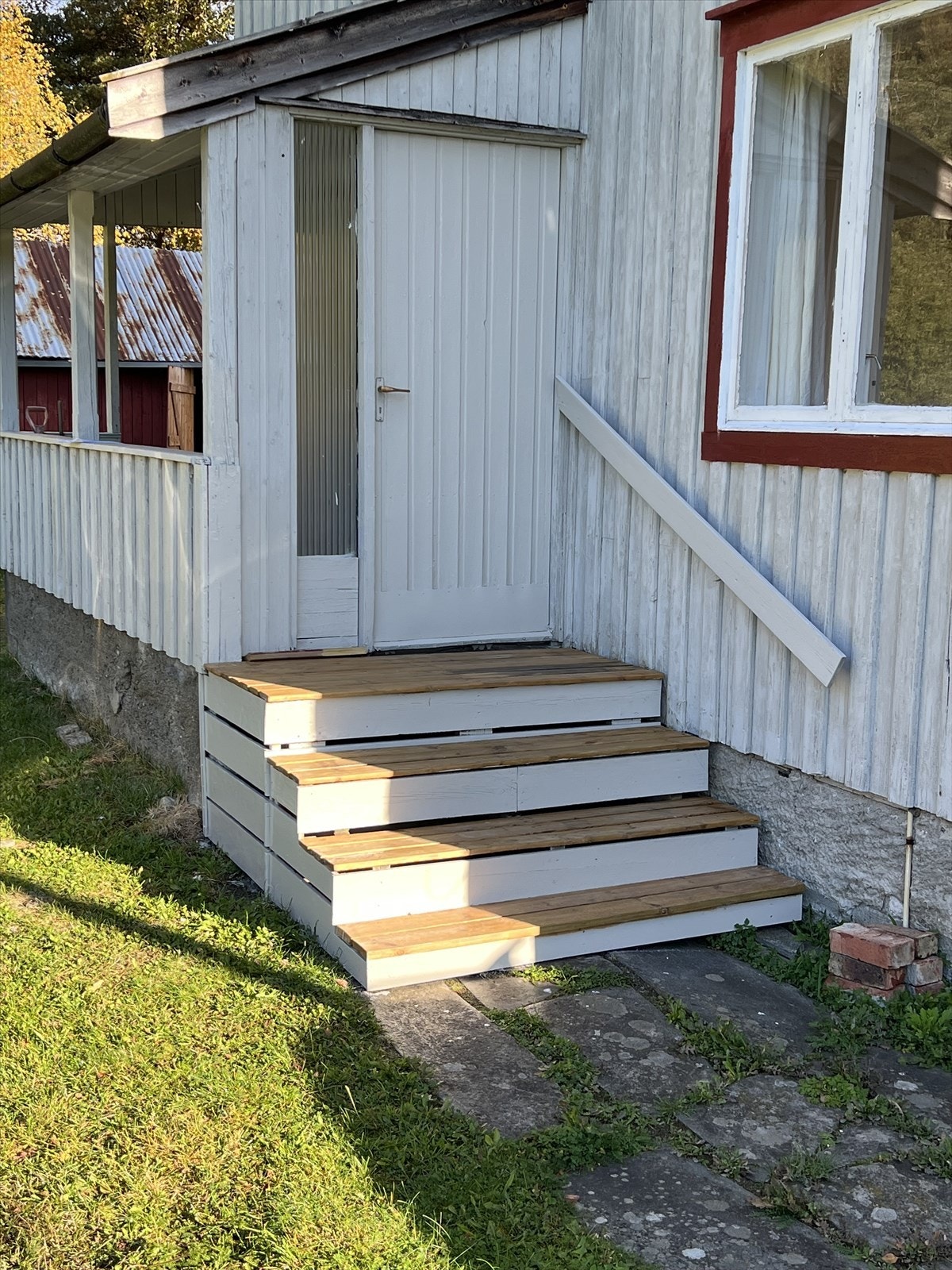 Bilde tatt av eier. Det er ny trapp og malt dør etter fotograf var der. Galleribilde