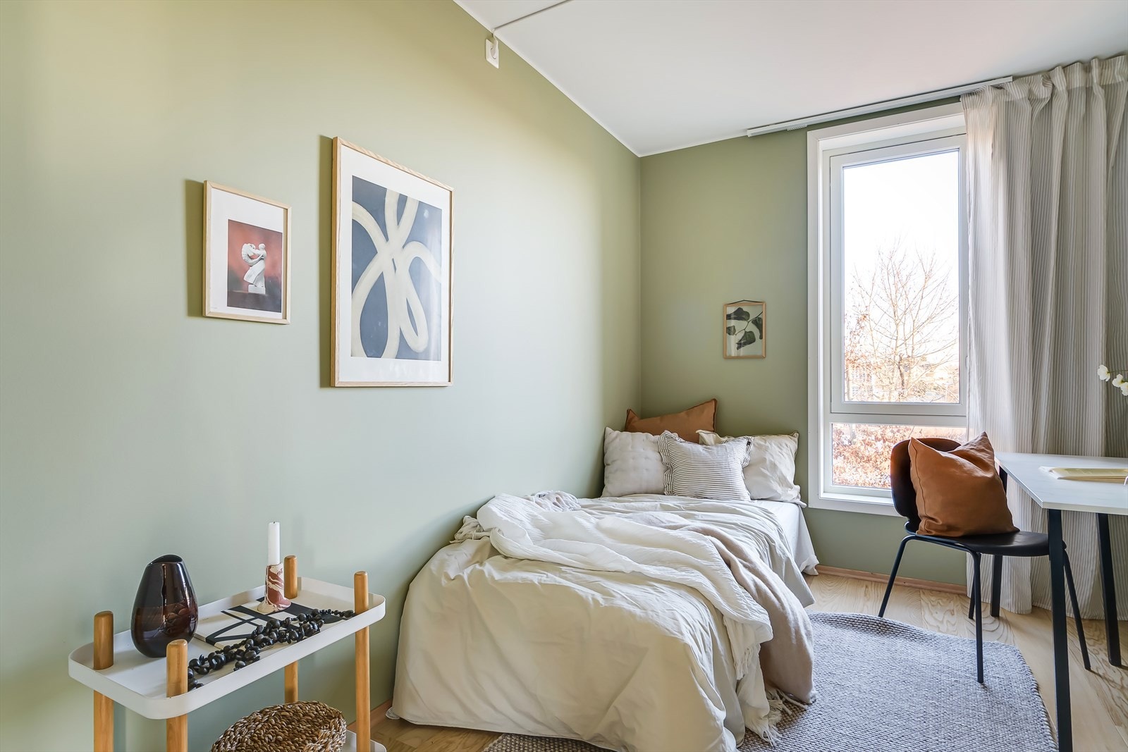 Soverommet har god plass for seng, oppbevaringsmøbel eller skrivepult Galleribilde