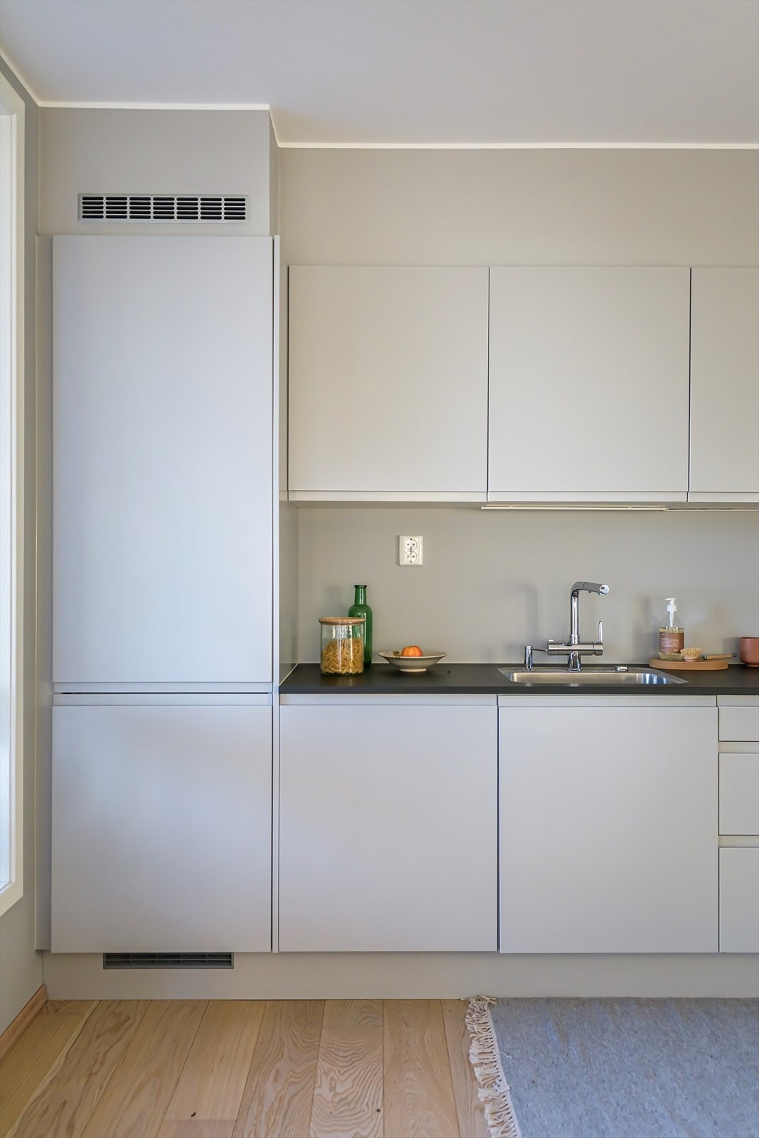 Kjøkkenet er utstyrt med integrerte hvitevarer som platetopp, stekeovn, oppvaskmaskin og kjøl-/fryseskap Galleribilde