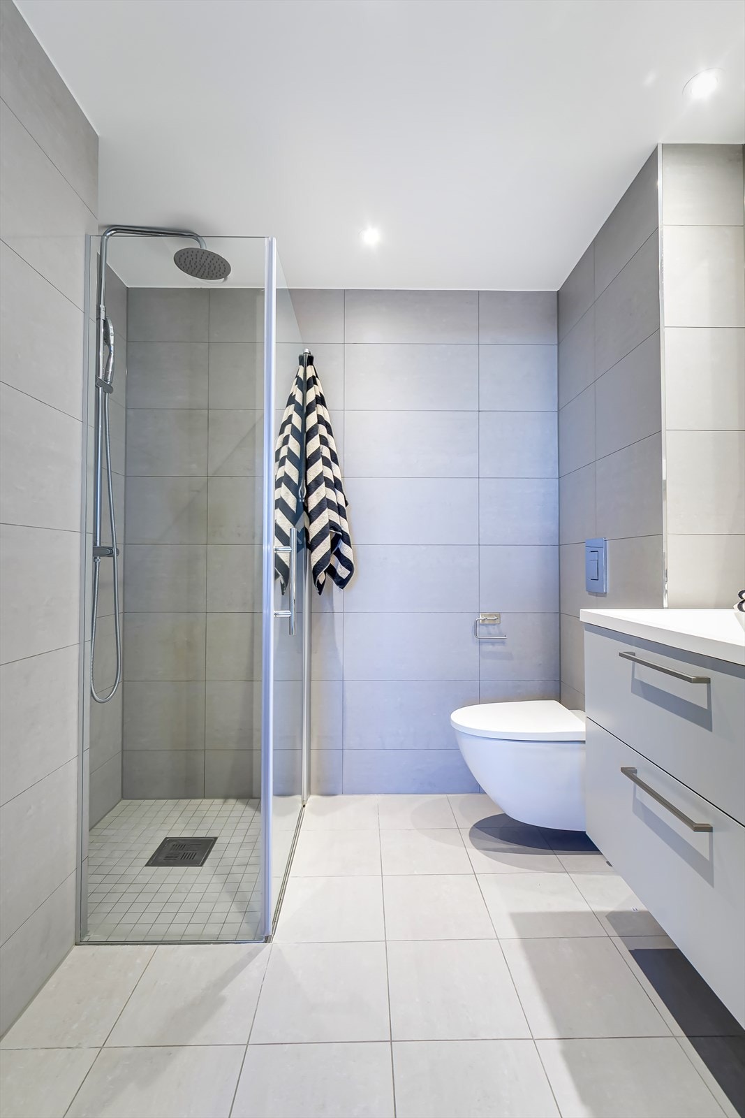 Fra hovedsoverommet er det tilgang til et stort baderom. Galleribilde