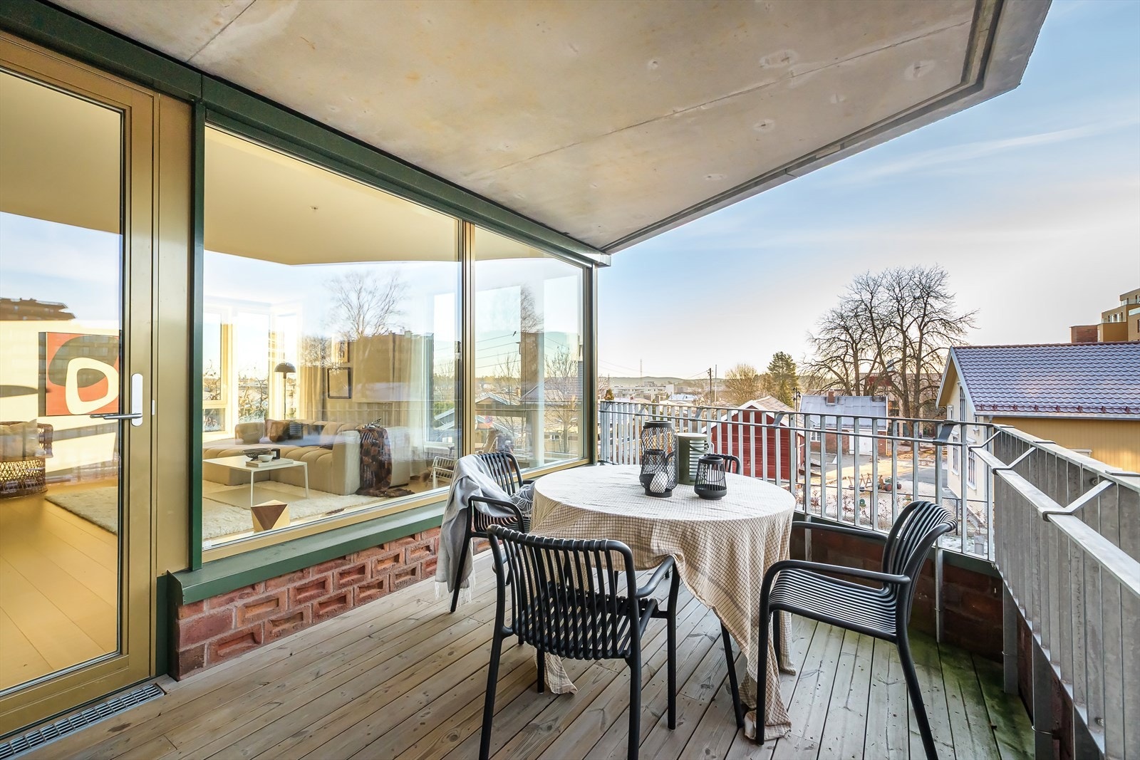 Balkongen er på 11 kvm med plass for sittegruppe, grill og beplantning. Galleribilde