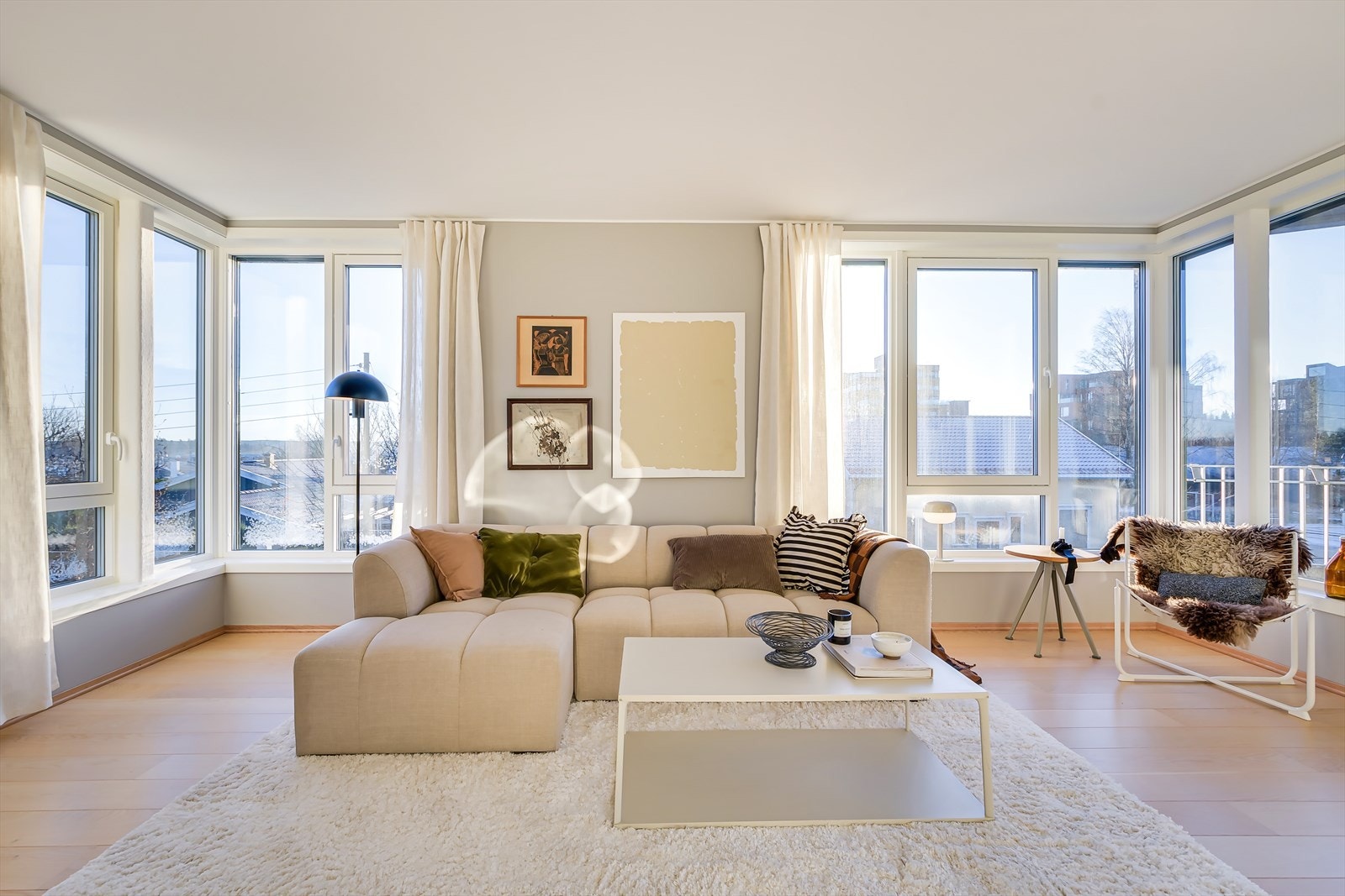 Med hjørnebeliggenhet og store vinduer får du fantastiske solforhold. Galleribilde