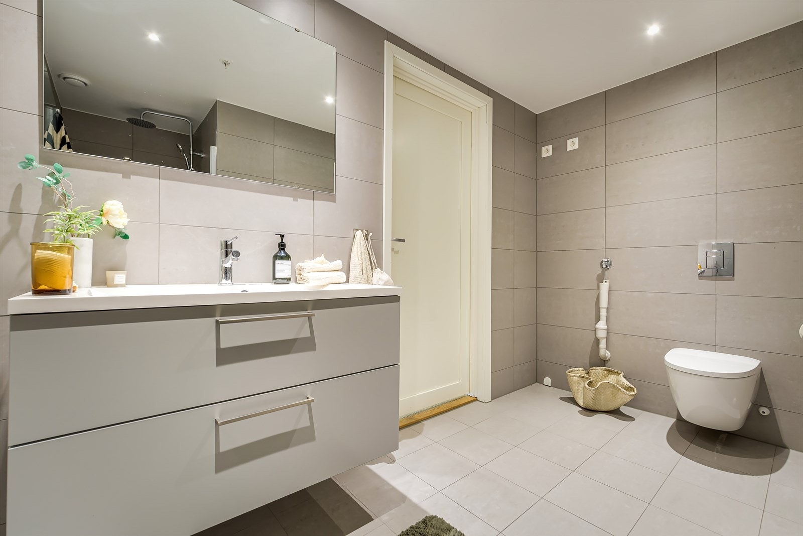 Det er opplegg for vaskemaskin på badet. Galleribilde