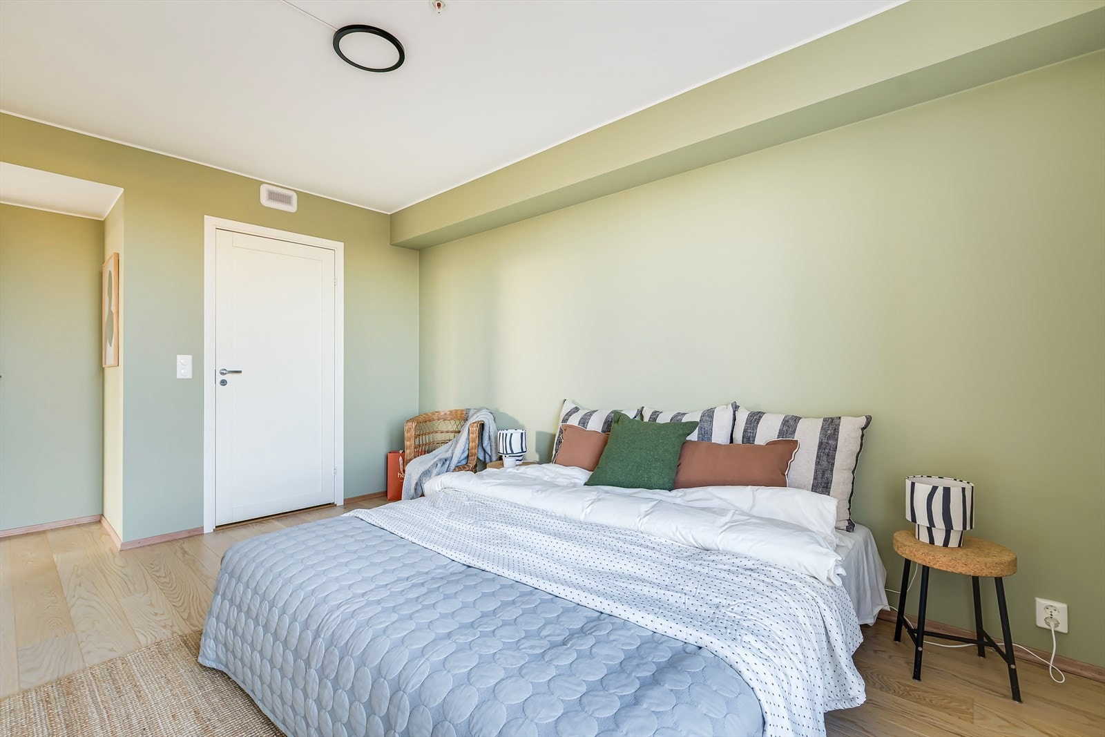 Soverommet kan enkelt innredes med dobbeltseng og nattbord på hver side, samt garderobeskap. Galleribilde