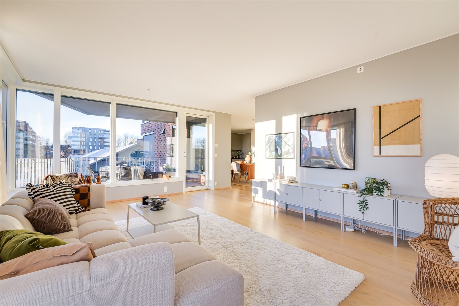 En åpen og lys stue-/kjøkkenløsning som gir et sosialt oppholdsrom med flere soner Galleribilde