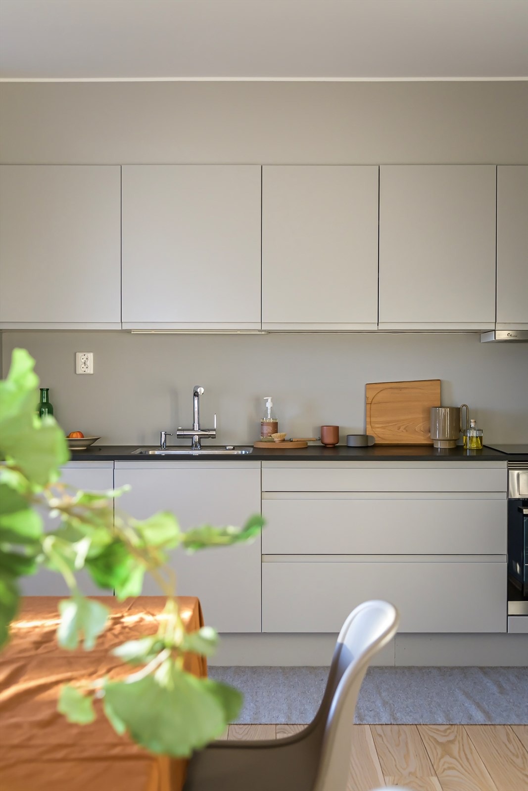 Det er bra med benkeplass for den som er glad i å lage gode måltider hjemme Galleribilde