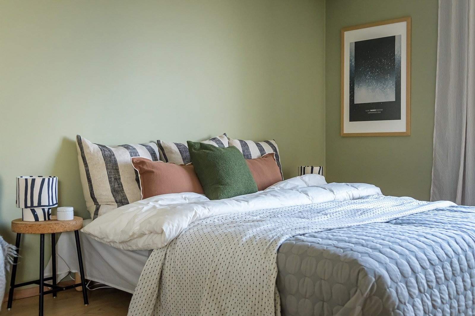 Soverommet er malt i en delikat grønnfarge. Galleribilde