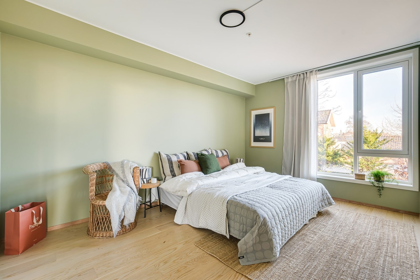 Det delikate hovedsoverommet er stort, med gode møbleringsmuligheter. Galleribilde