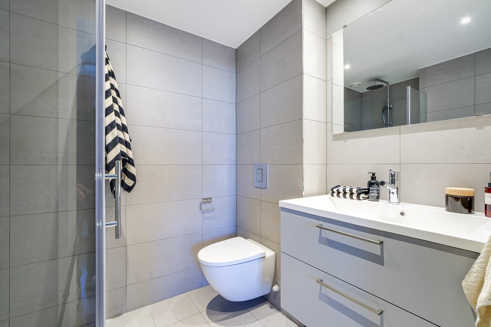 En moderne innredning med servant i skuffeseksjon for oppbevaring. Galleribilde