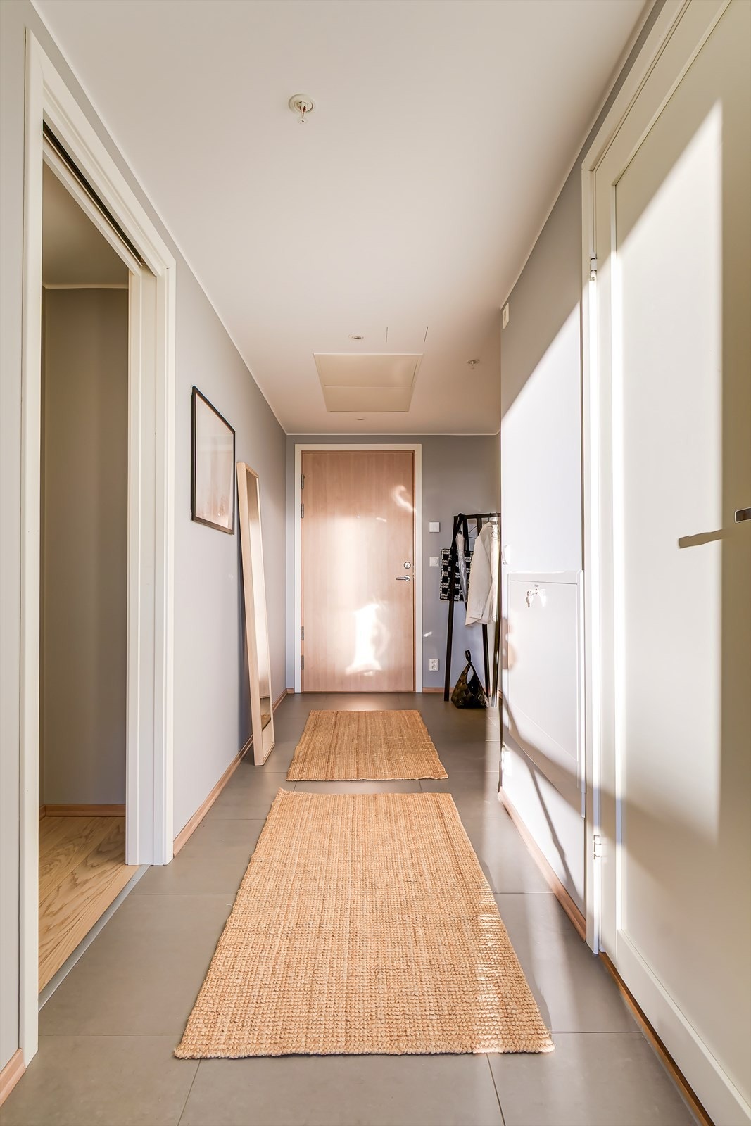 Leiligheten ligger fint til i 2.etg med heisadkomst | Her blir du møtt av en innbydende entré. Galleribilde