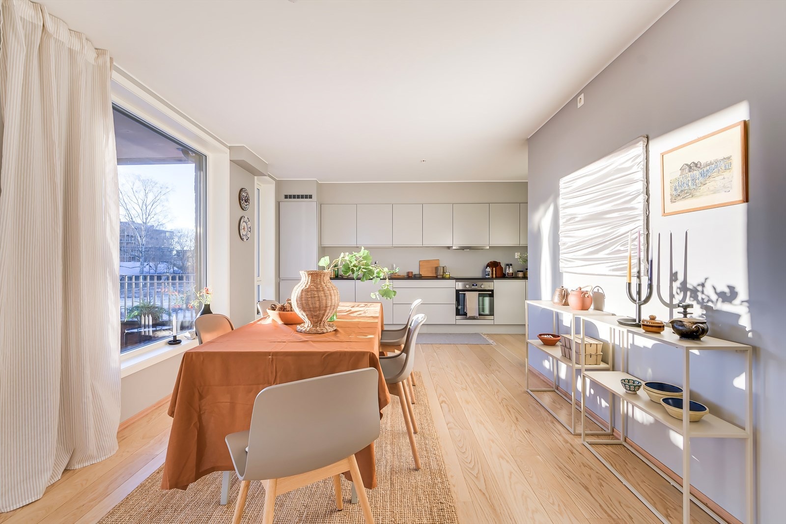 Moderne kjøkken som går i ett med veggoverflatene og laminat benkeplate som passer godt til fargene i boligen Galleribilde