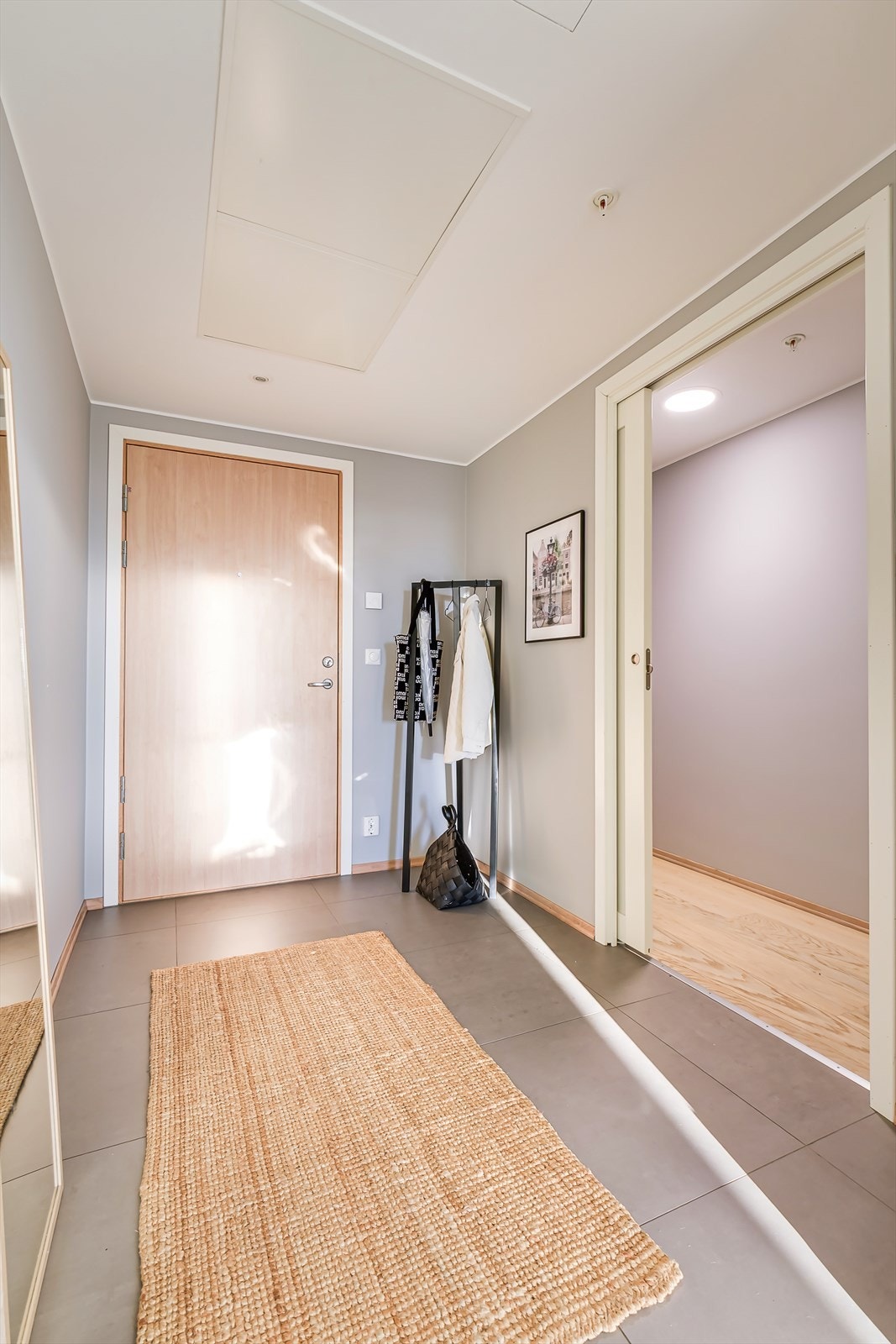 I entréen kan du fint sette inn garderobeskap for oppbevaring av yttertøy og sko. Galleribilde