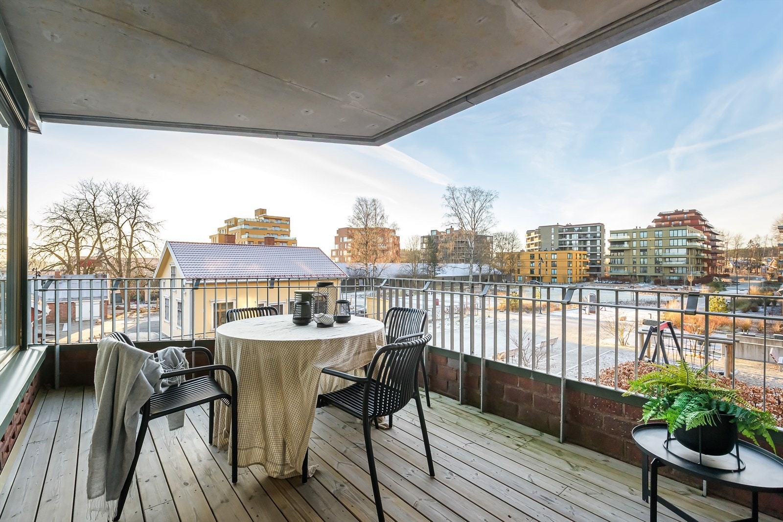 En utrolig lys og moderne 4-roms endeleilighet med stor balkong på 11 kvm. Galleribilde