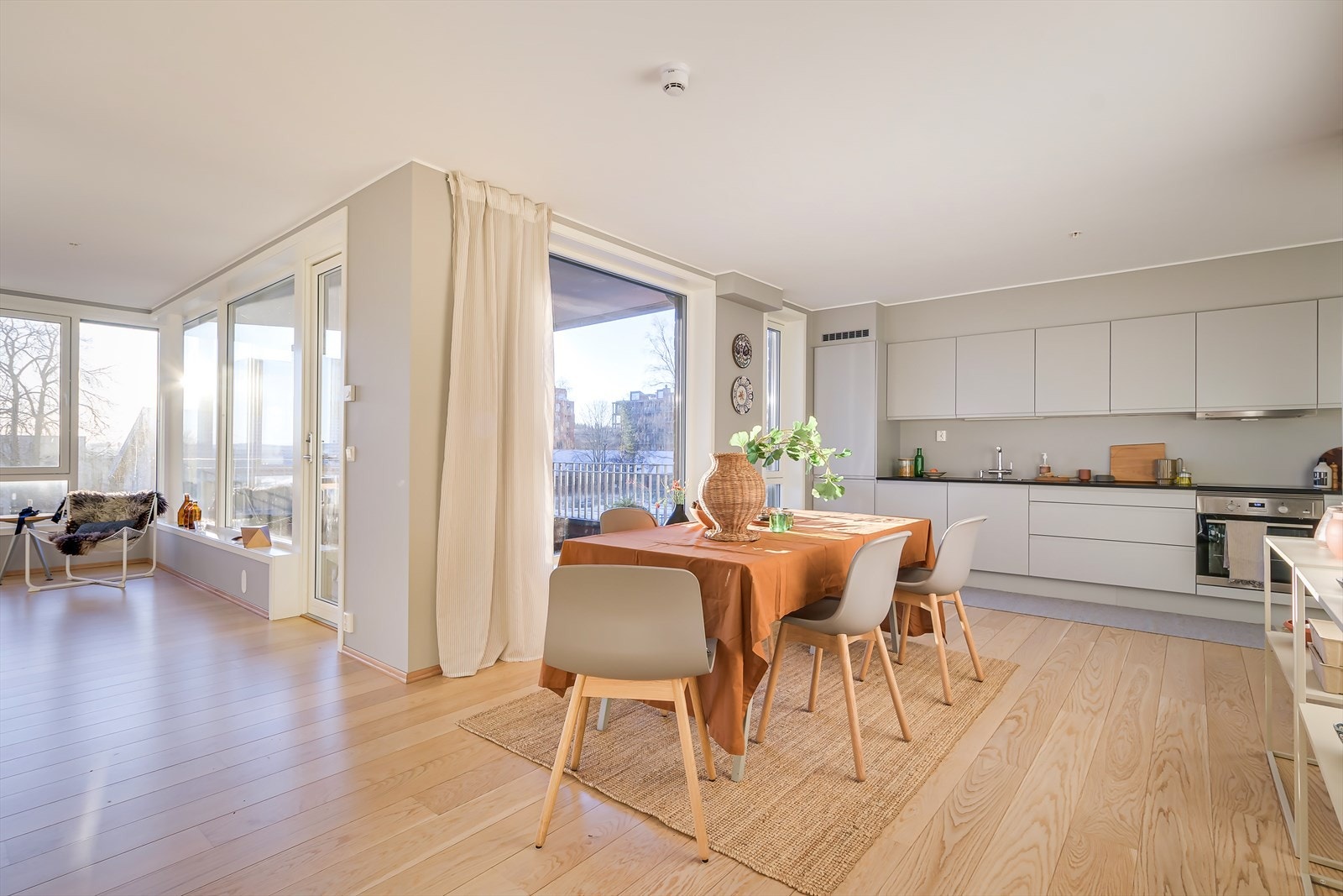 Boligen er gjennomført med delikate farge- og materialvalg Galleribilde