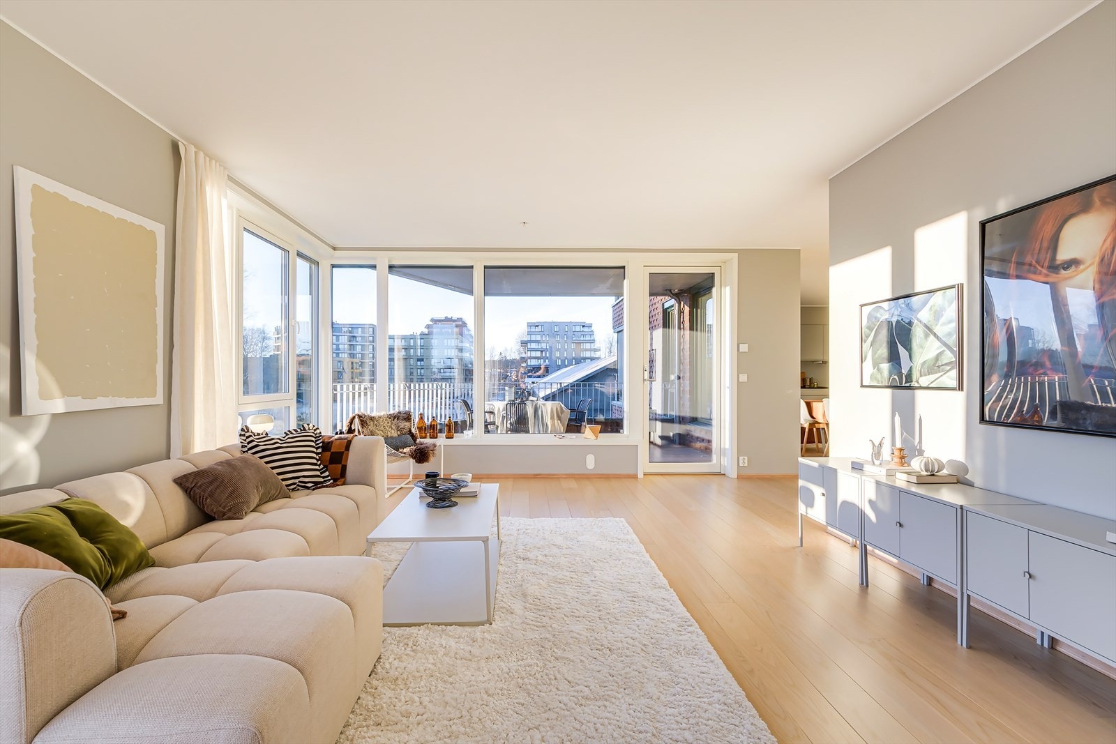 En sosial og luftig atmosfære i leiligheten. Galleribilde