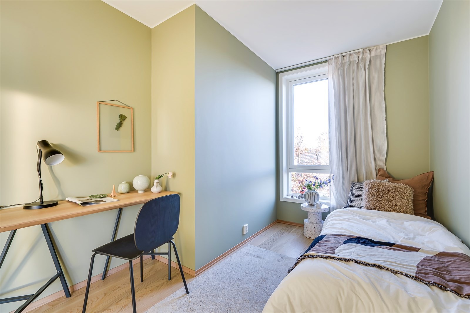 Den smakfulle fargepaletten i soverommet gir en lun romfølelse. Galleribilde