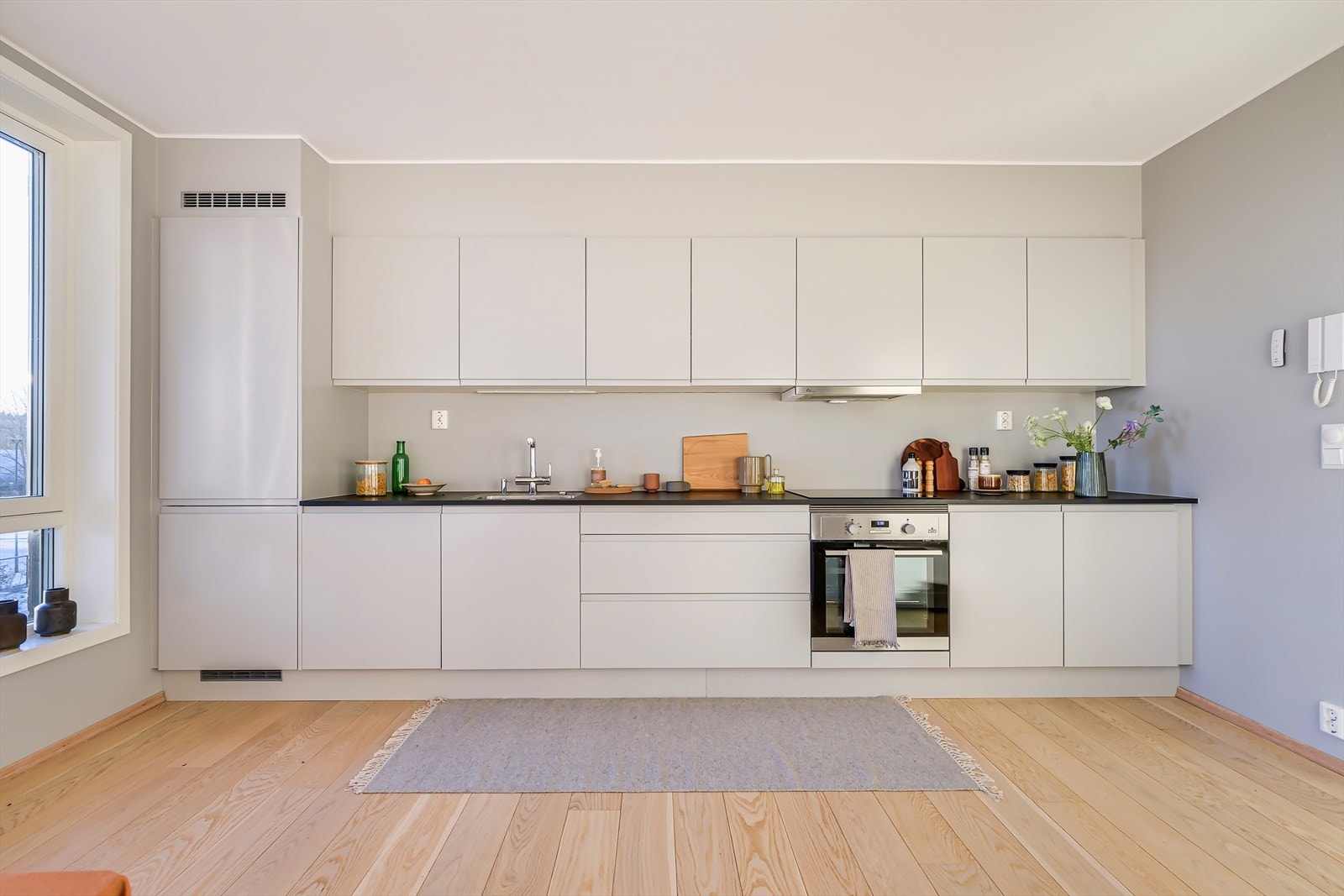 Her har du godt med oppbevaringsplass i både under- og overskap Galleribilde