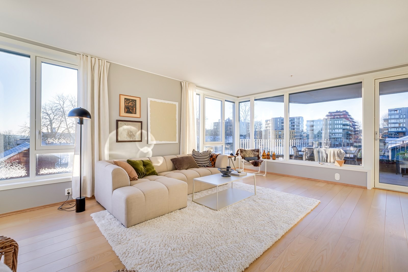 Denne fantastiske leiligheten er unik og byr på store vindusflater. Galleribilde