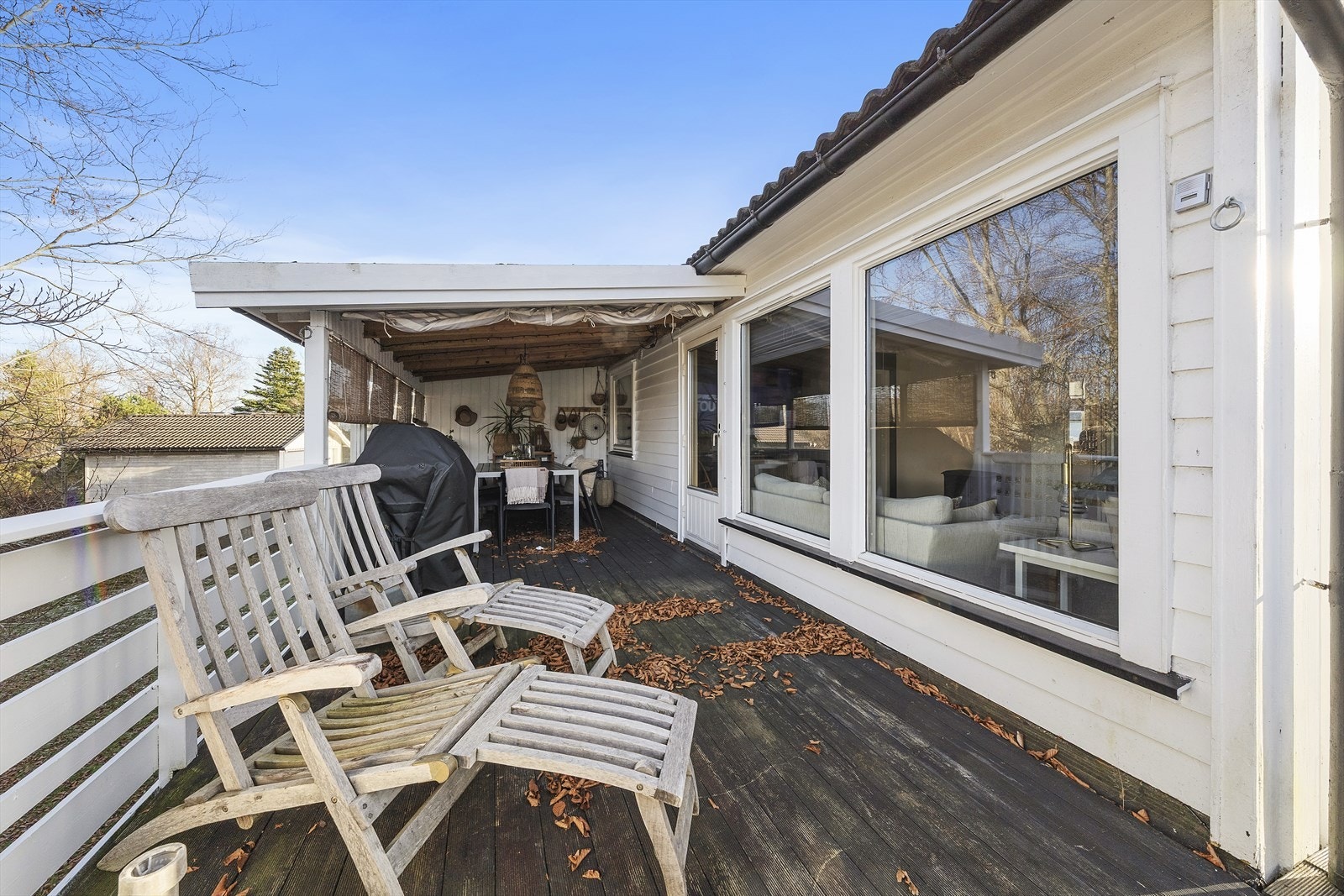 Solrik veranda som er delvis overbygd. Galleribilde
