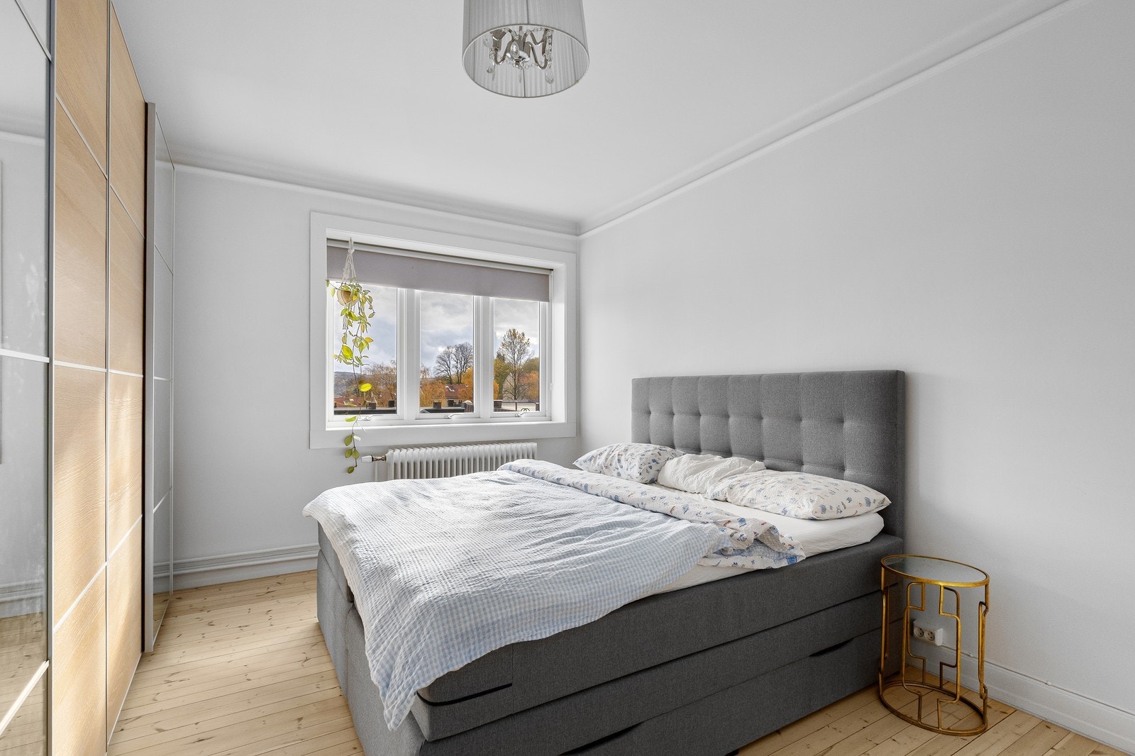 Hovedsoverom har en dobbeltseng samt syvedørsgarderobeskap som medfølger. Galleribilde