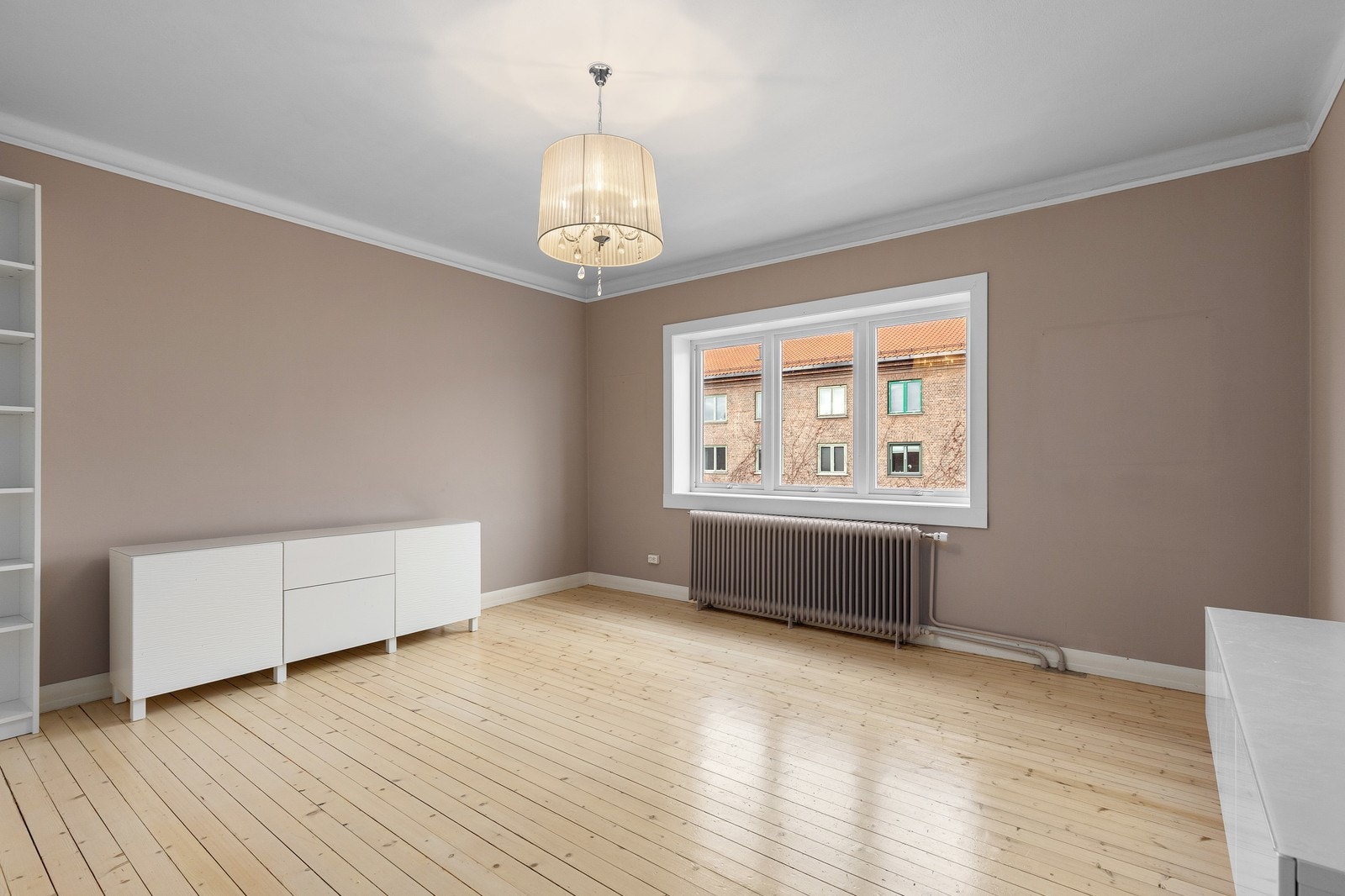 Soverom nr. 2 er på hele 25 kvm og har plass til et garderobeskap samt dobbeltseng. Galleribilde