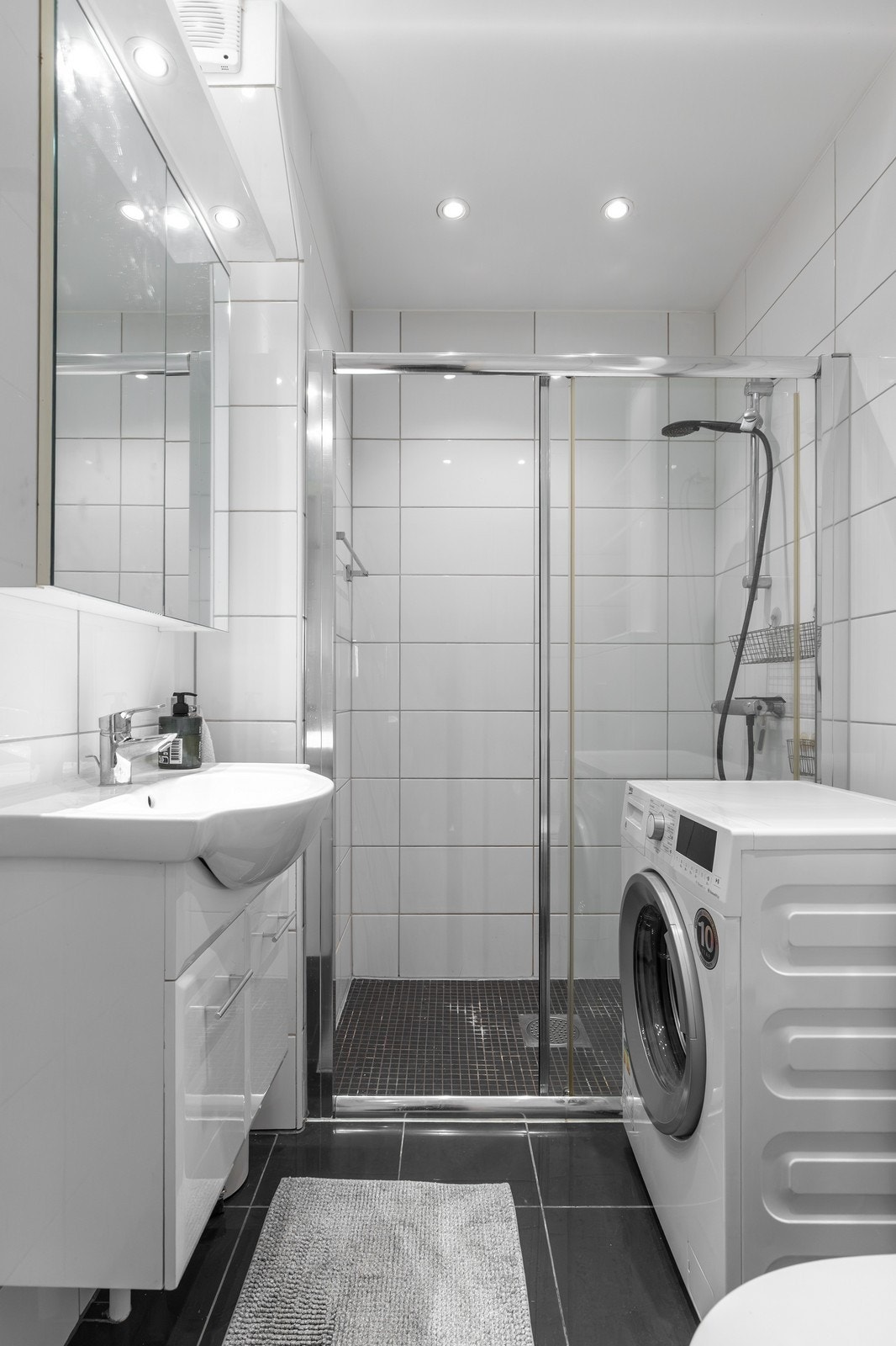 Flislagt baderom med vaskemaskin. Galleribilde