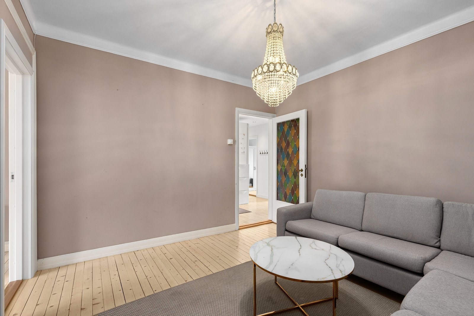 Stuen har sofa med salongbord, og har plass til en TV med TV-benk. Galleribilde